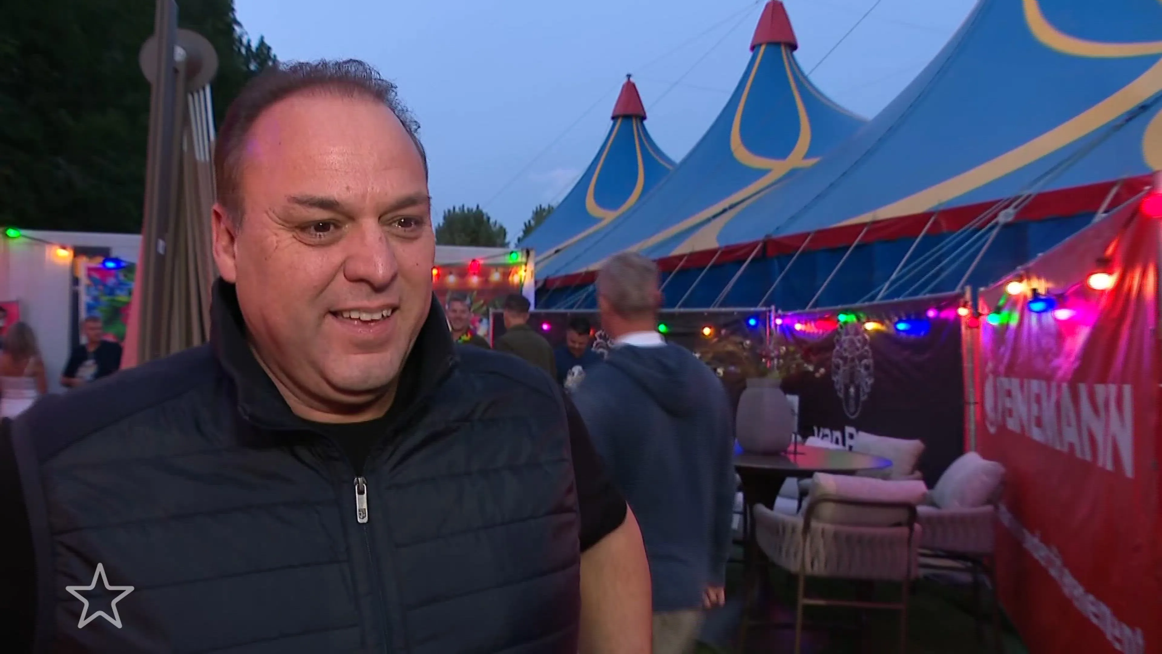 Frans Bauer vol lof over de Volendamse kermis: 'Eén groot volksfeest'