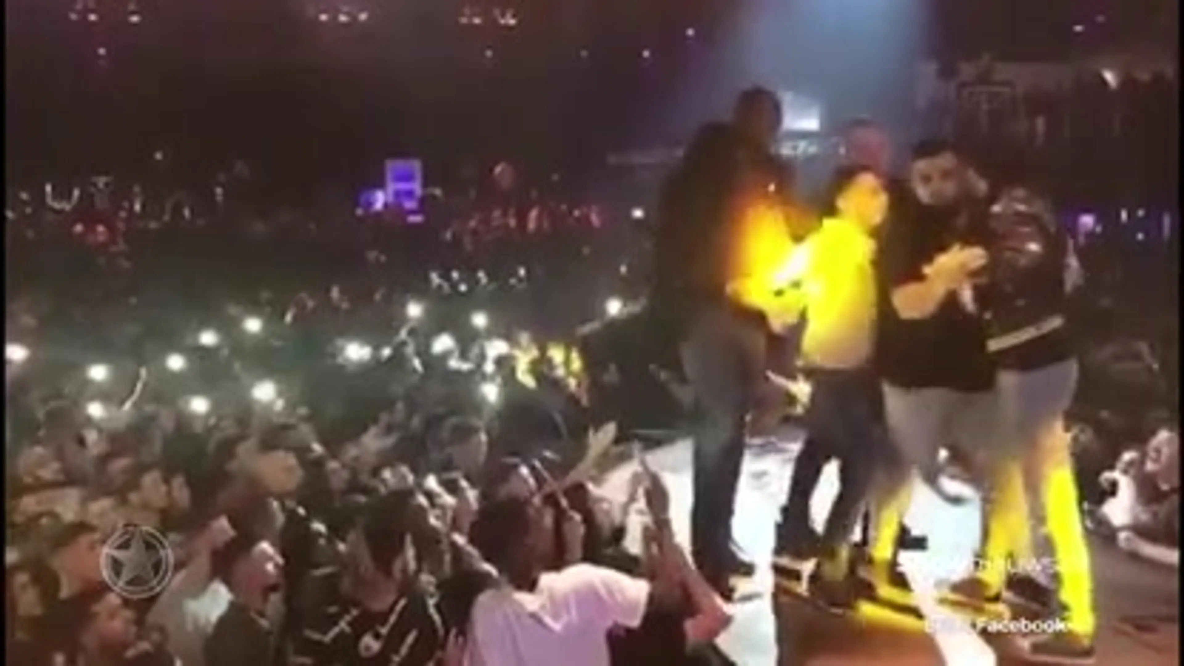 Boef van podium gesleurd door dronken fan