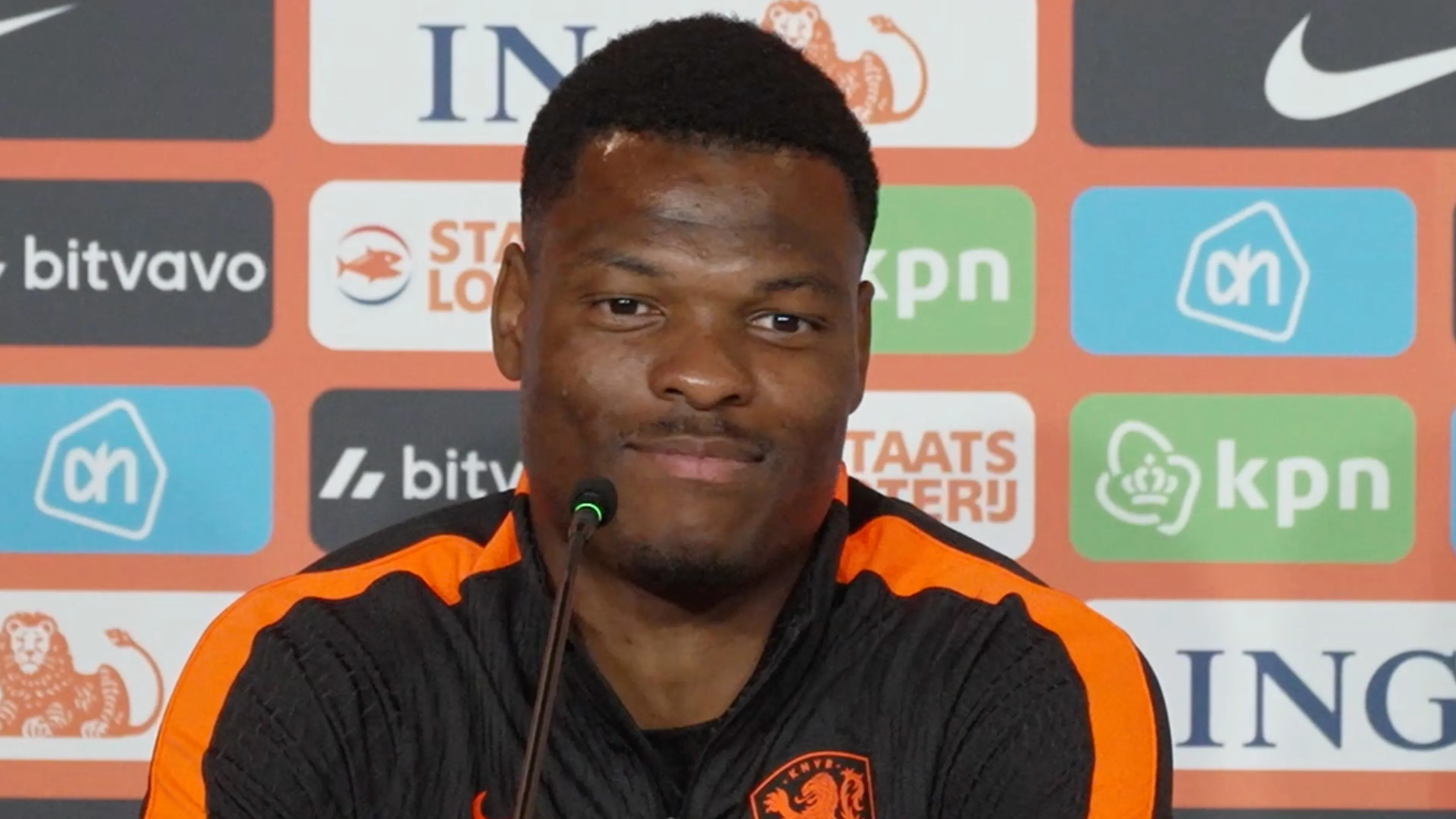 Denzel Dumfries ontwijkt kundig uitlokkende vraag van sportjournalist
