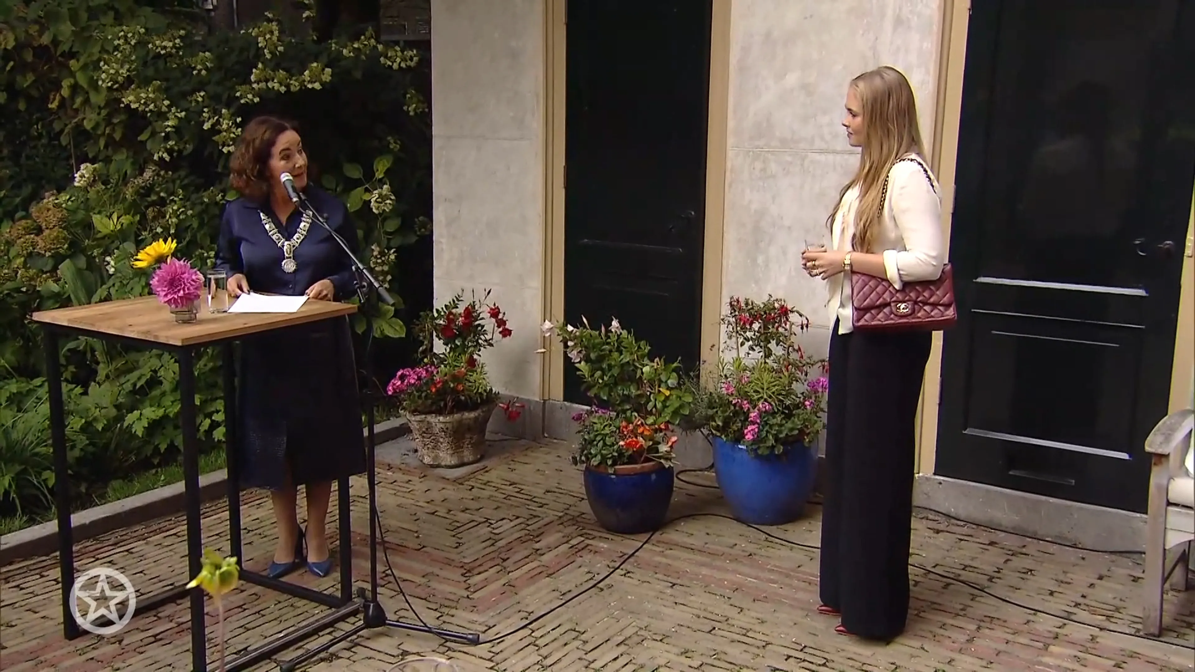Prinses Amalia op bezoek bij Amsterdamse burgemeester Femke Halsema