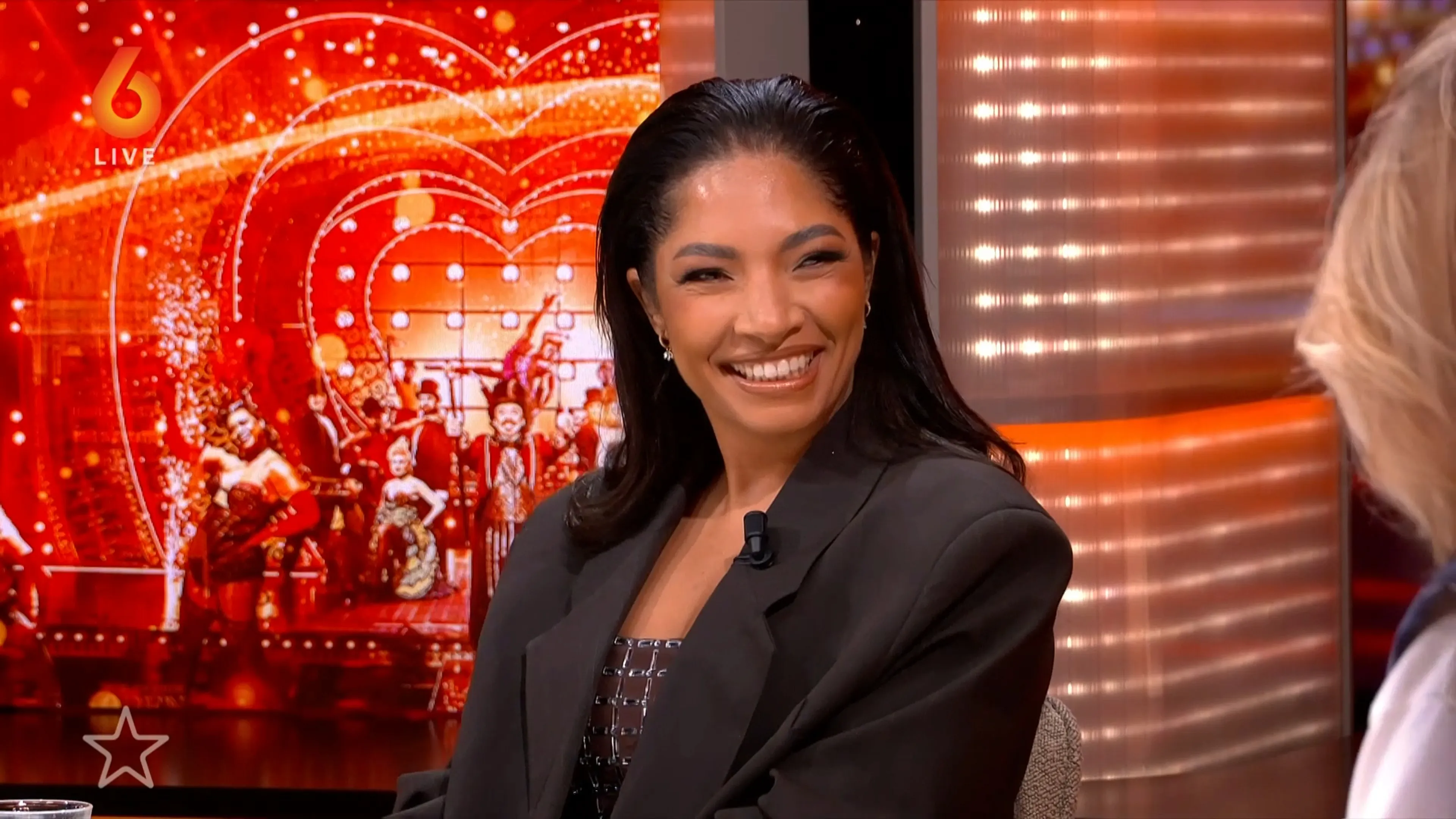 April Darby focust zich na Moulin Rouge! op muziekcarrière