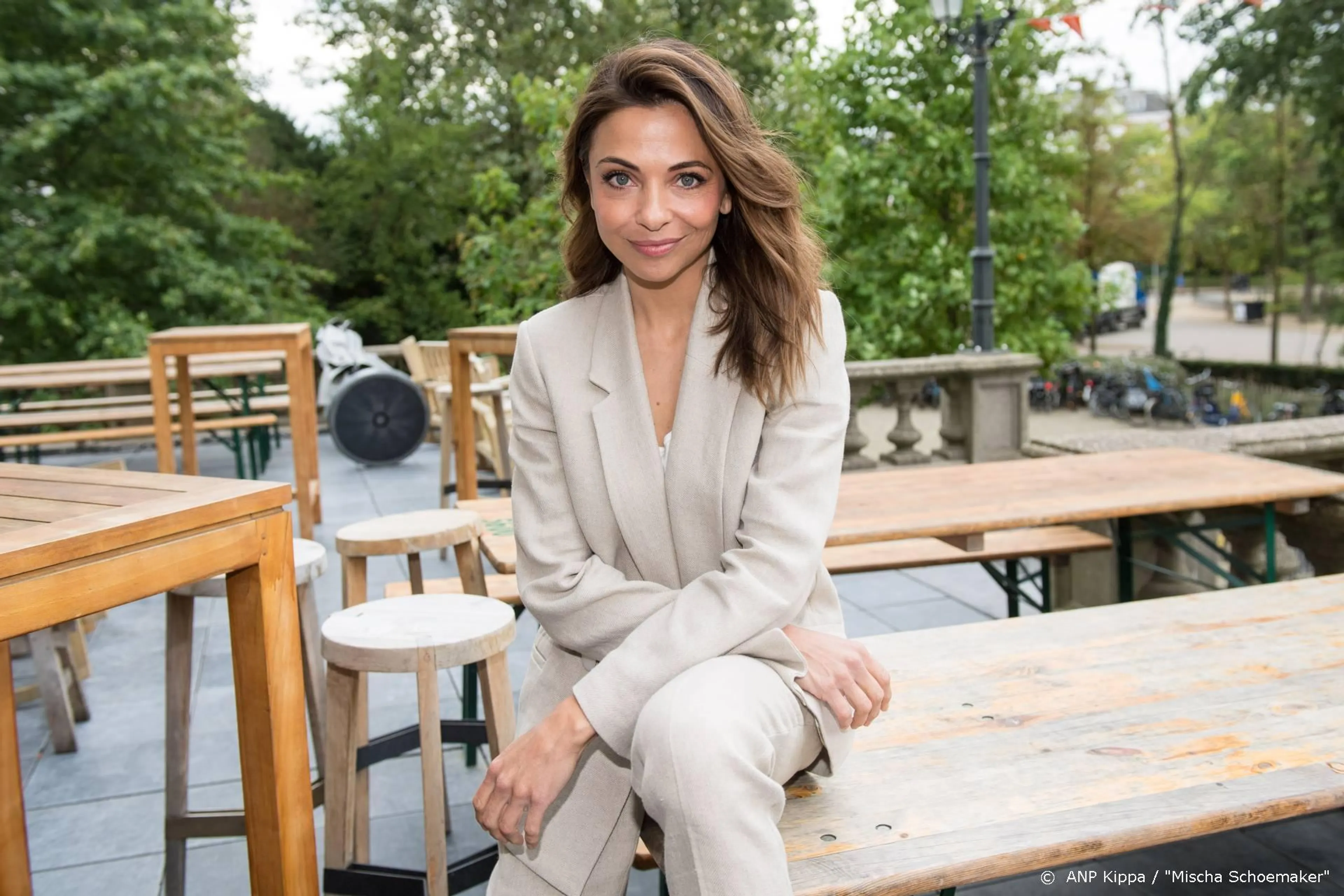Georgina Verbaan en Maartje Wortel heel blij met elkaar