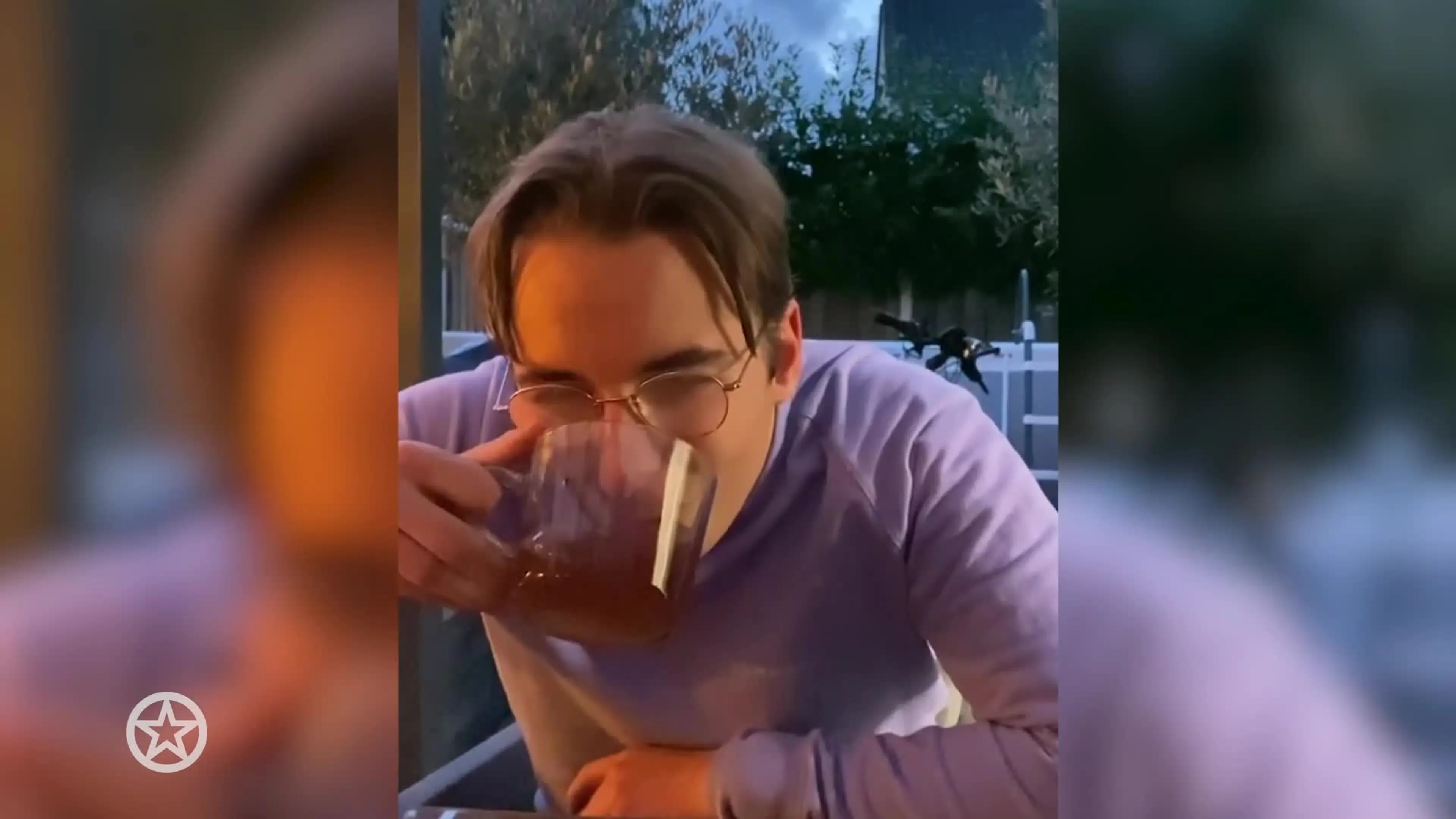 ZIEN: Christiaan Bauer imiteert zijn vader Frans