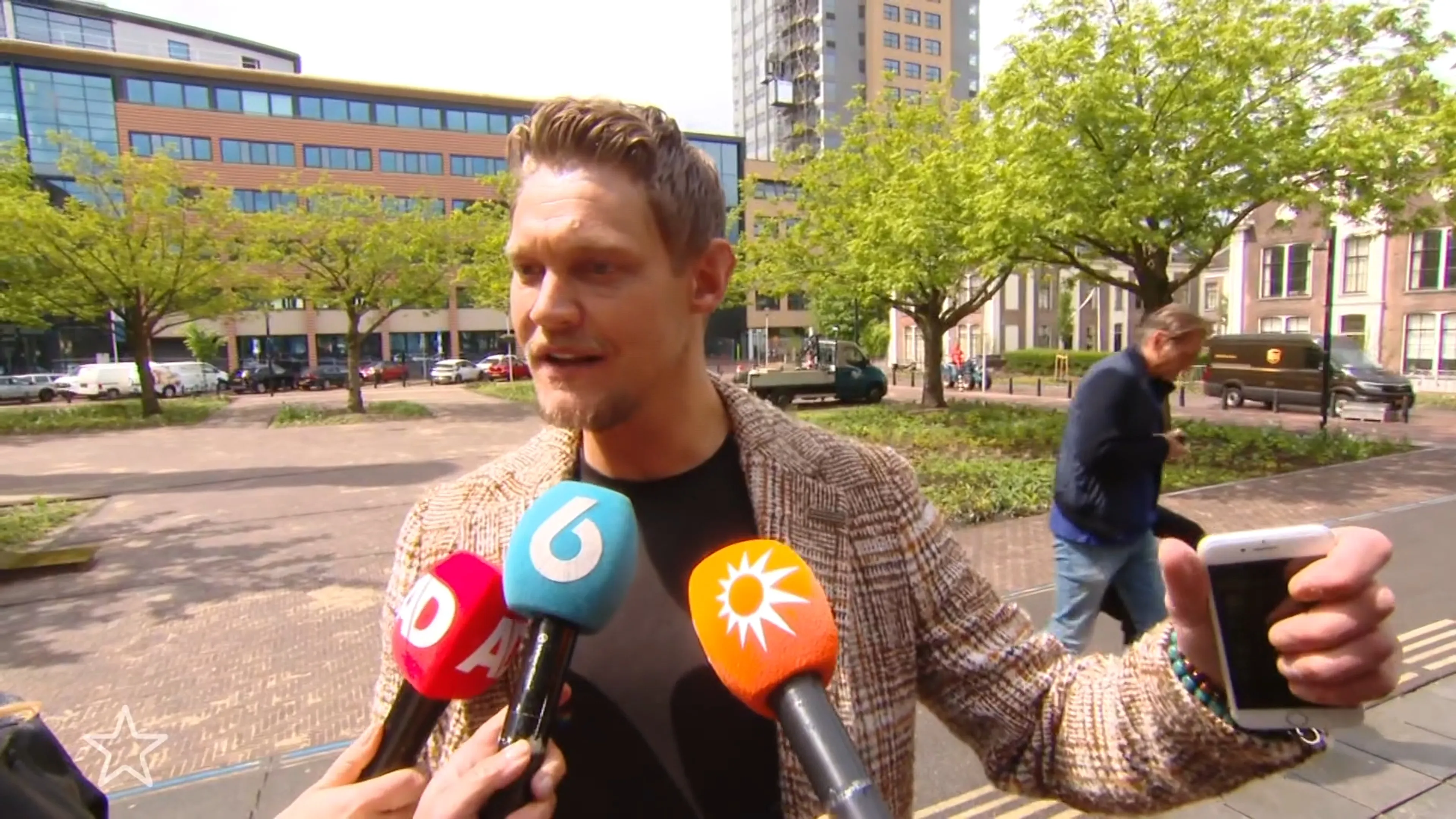 Ferry Doedens staat pers te woord en arriveert bij rechtbank