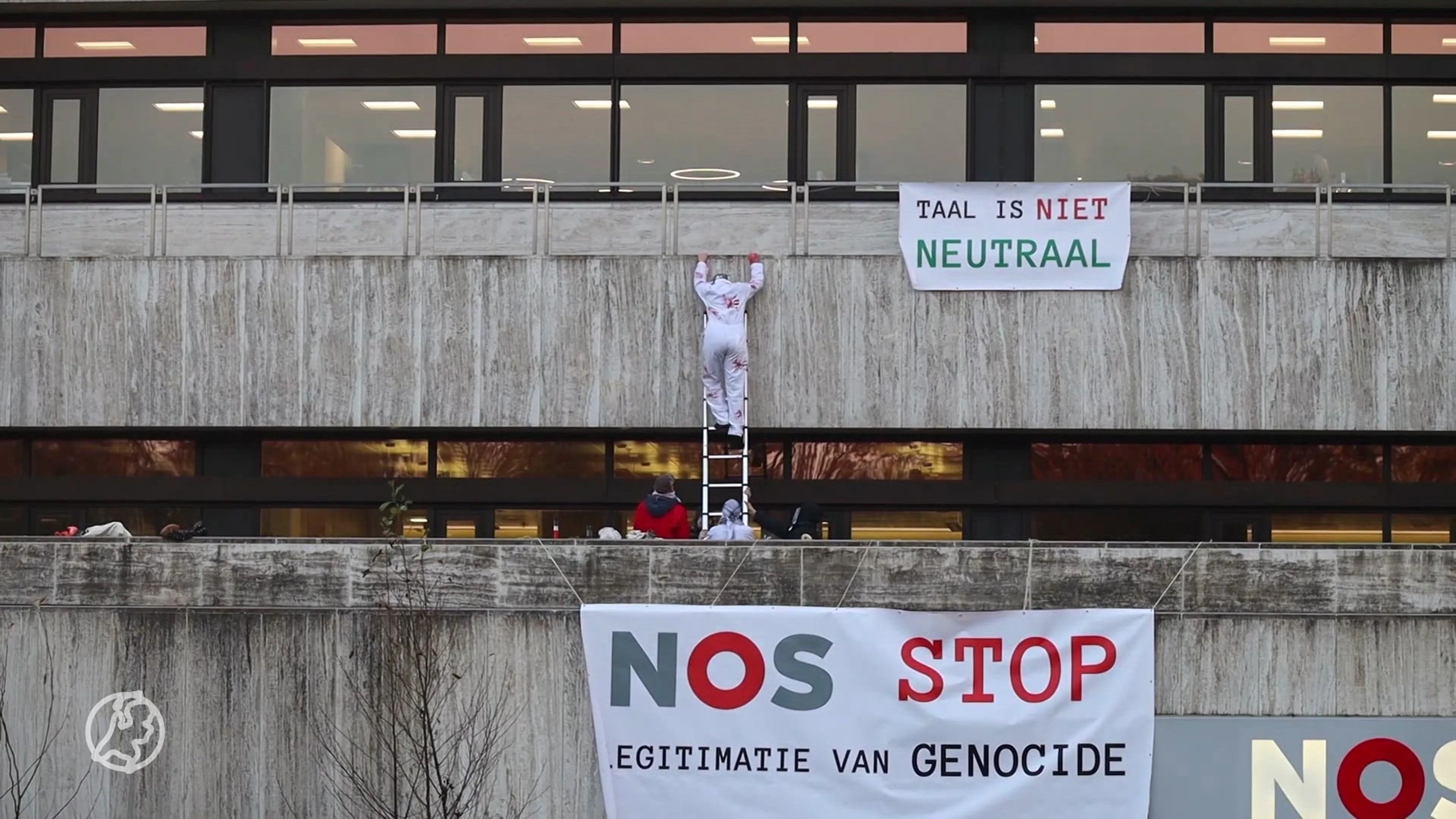 Protestactie bij NOS-gebouw in Hilversum, actievoerders blokkeren ingang (Hart van Nederland - Late Editie)