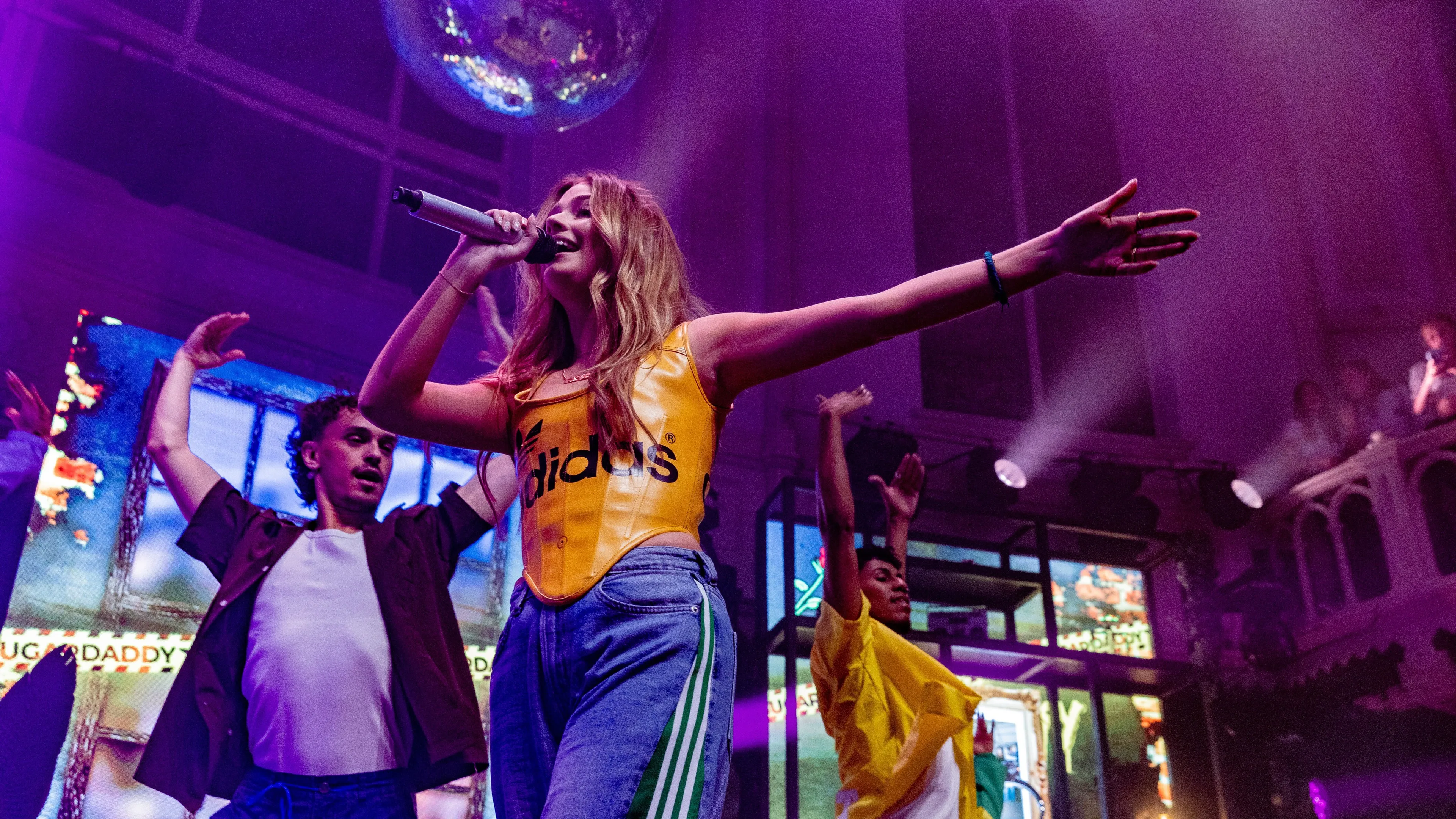 Roxy Dekker verrast fans met 16+-concert