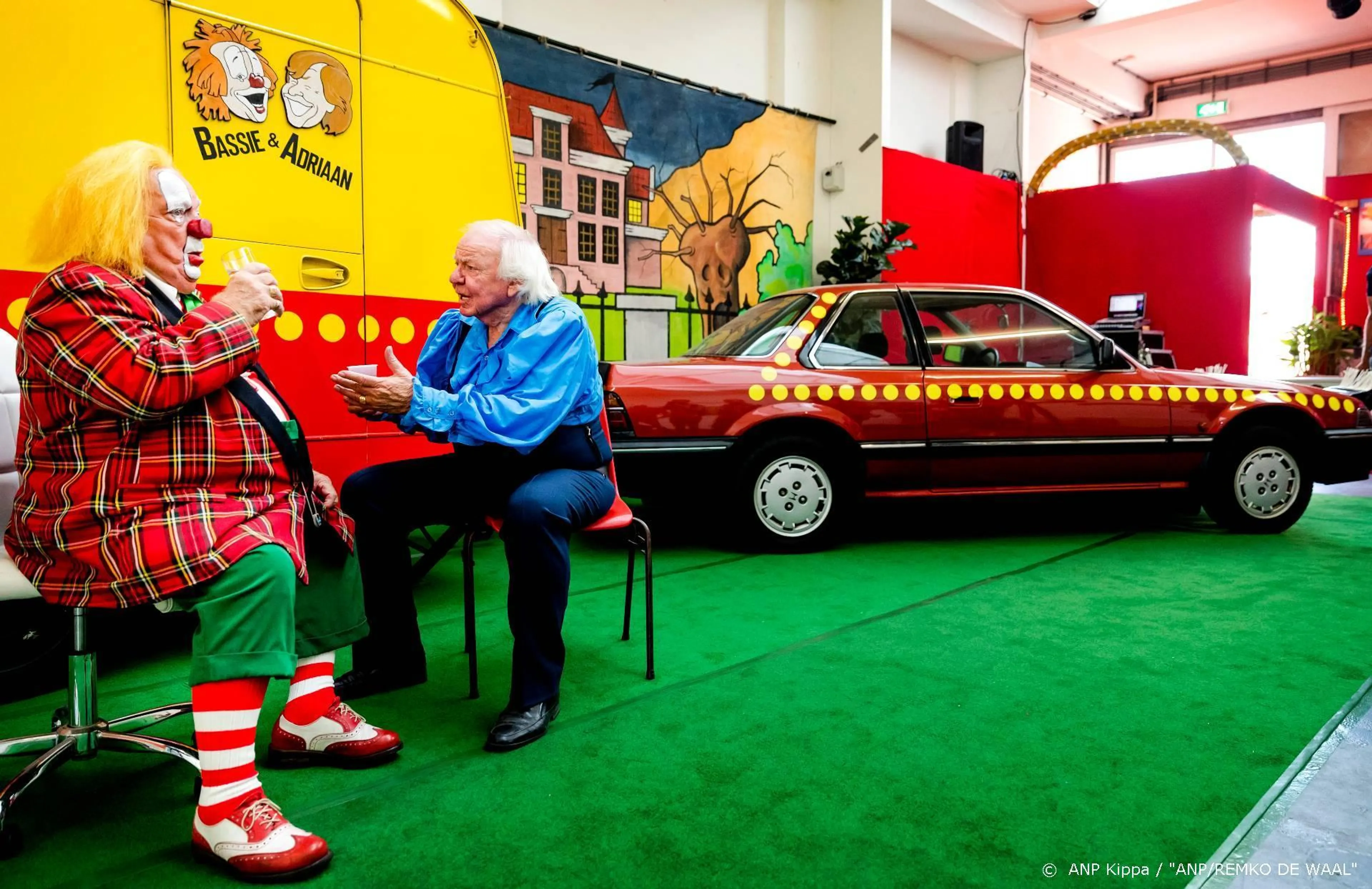 Bassie en Adriaan gaan online op zoek naar grootste fan