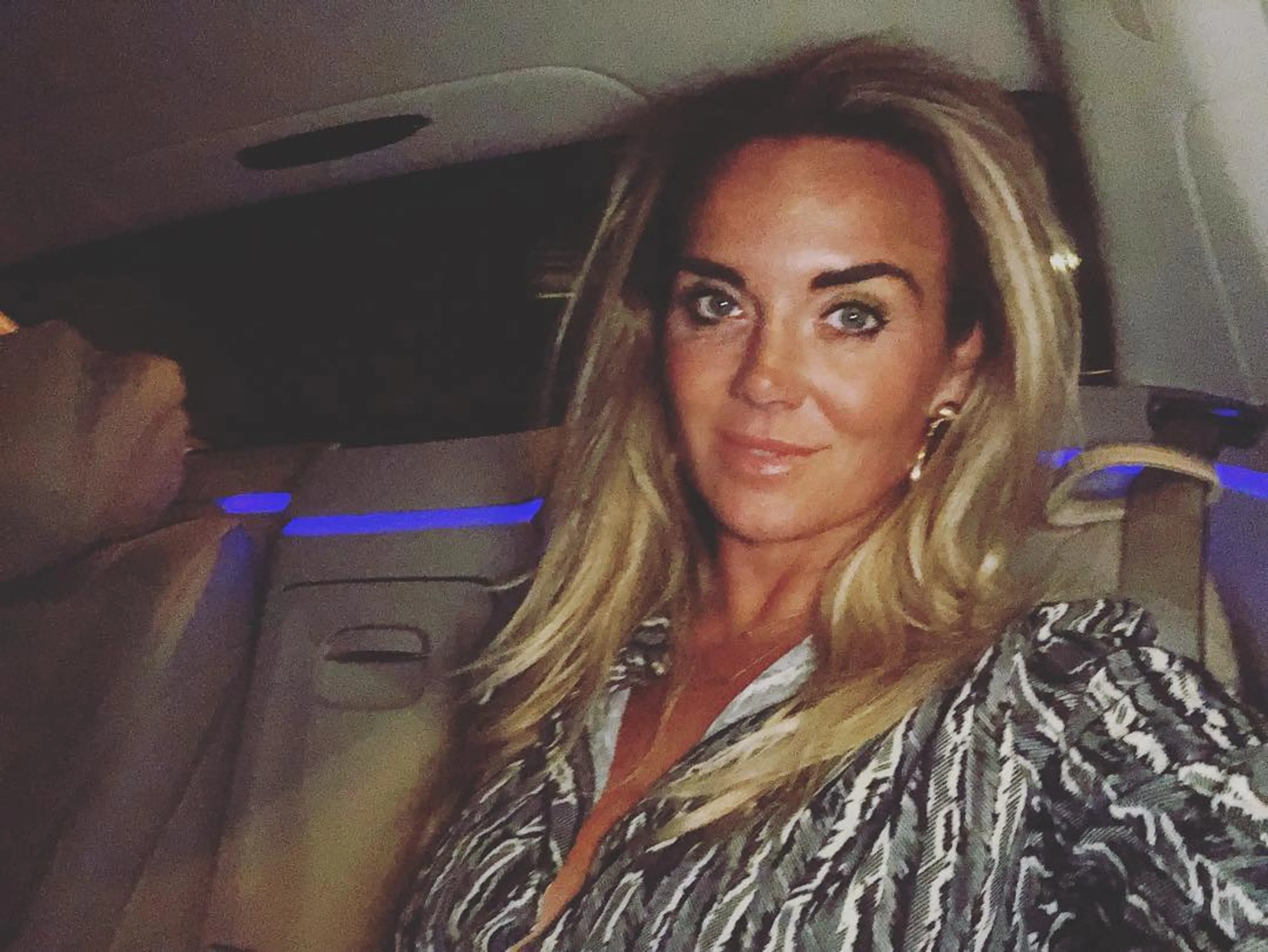 ZIEN: Monique geniet van avond uit met de meiden