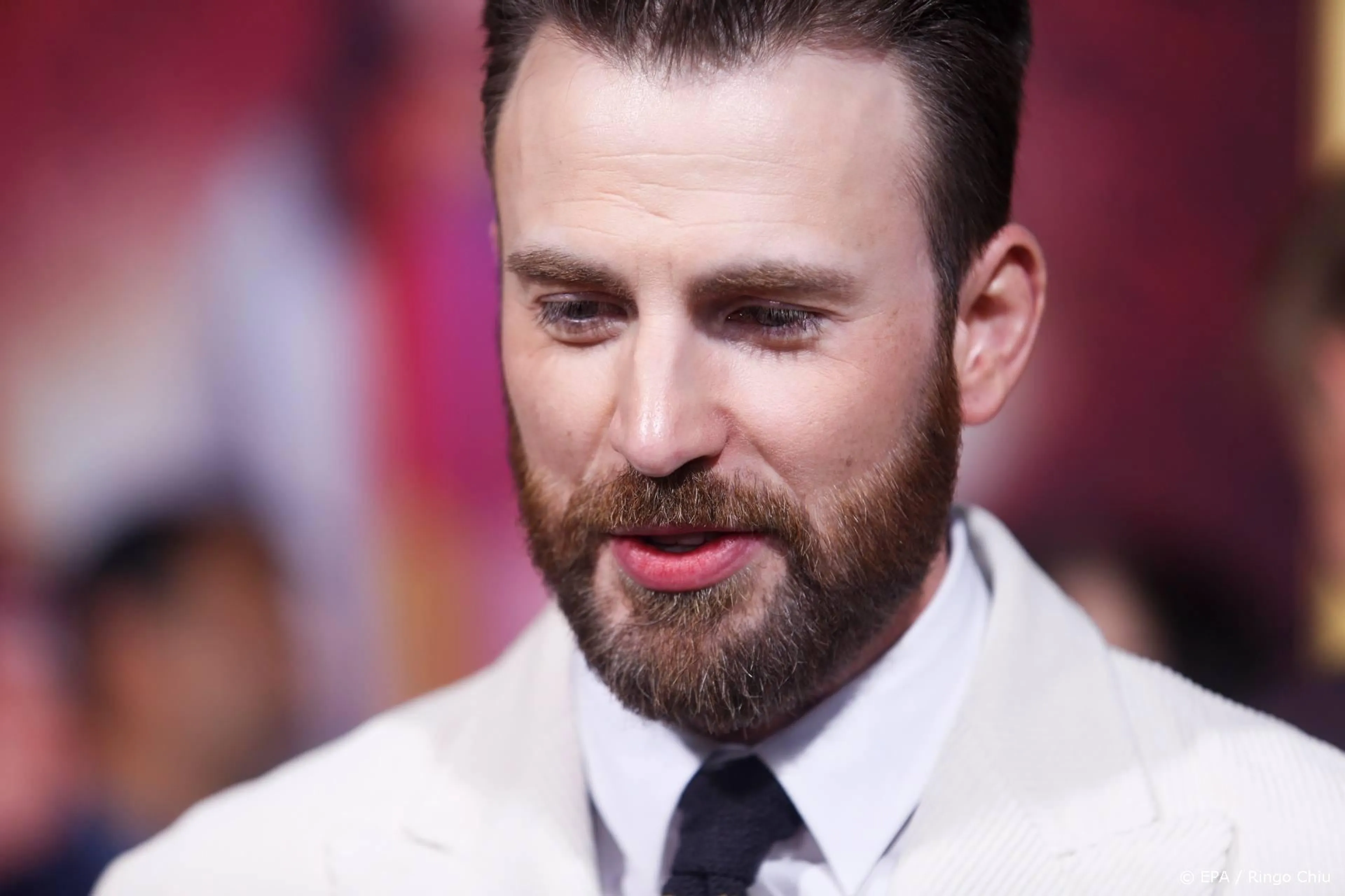 Chris Evans geeft zich iets te veel bloot op social media