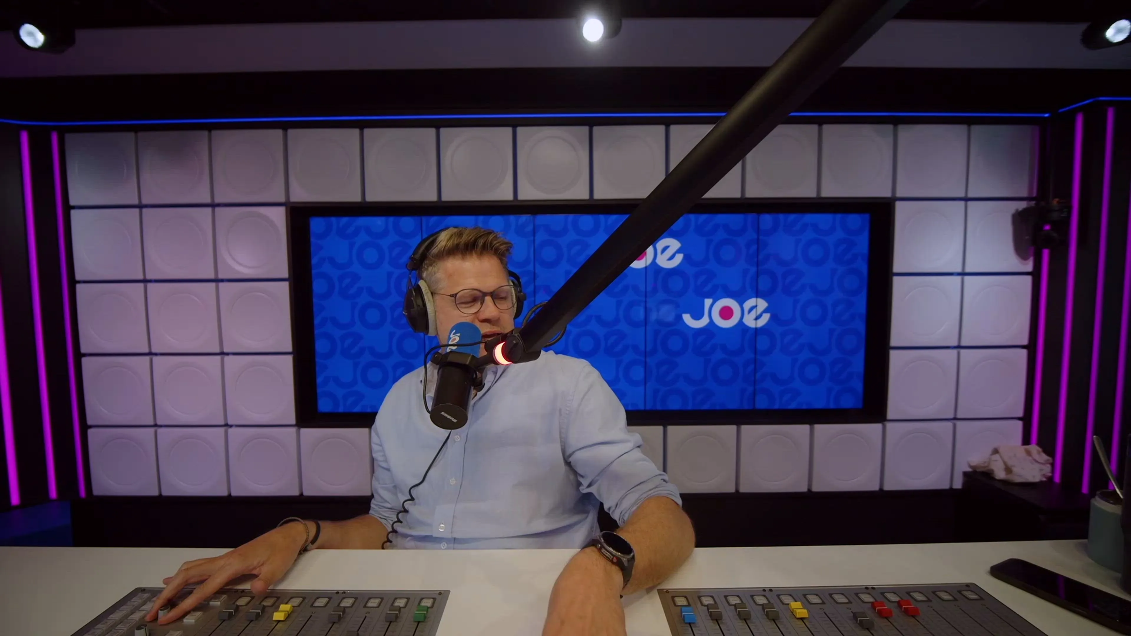 Kim-Lian van der Meij stomverbaasd over nieuwe AI-presentatrice Kids Top 20