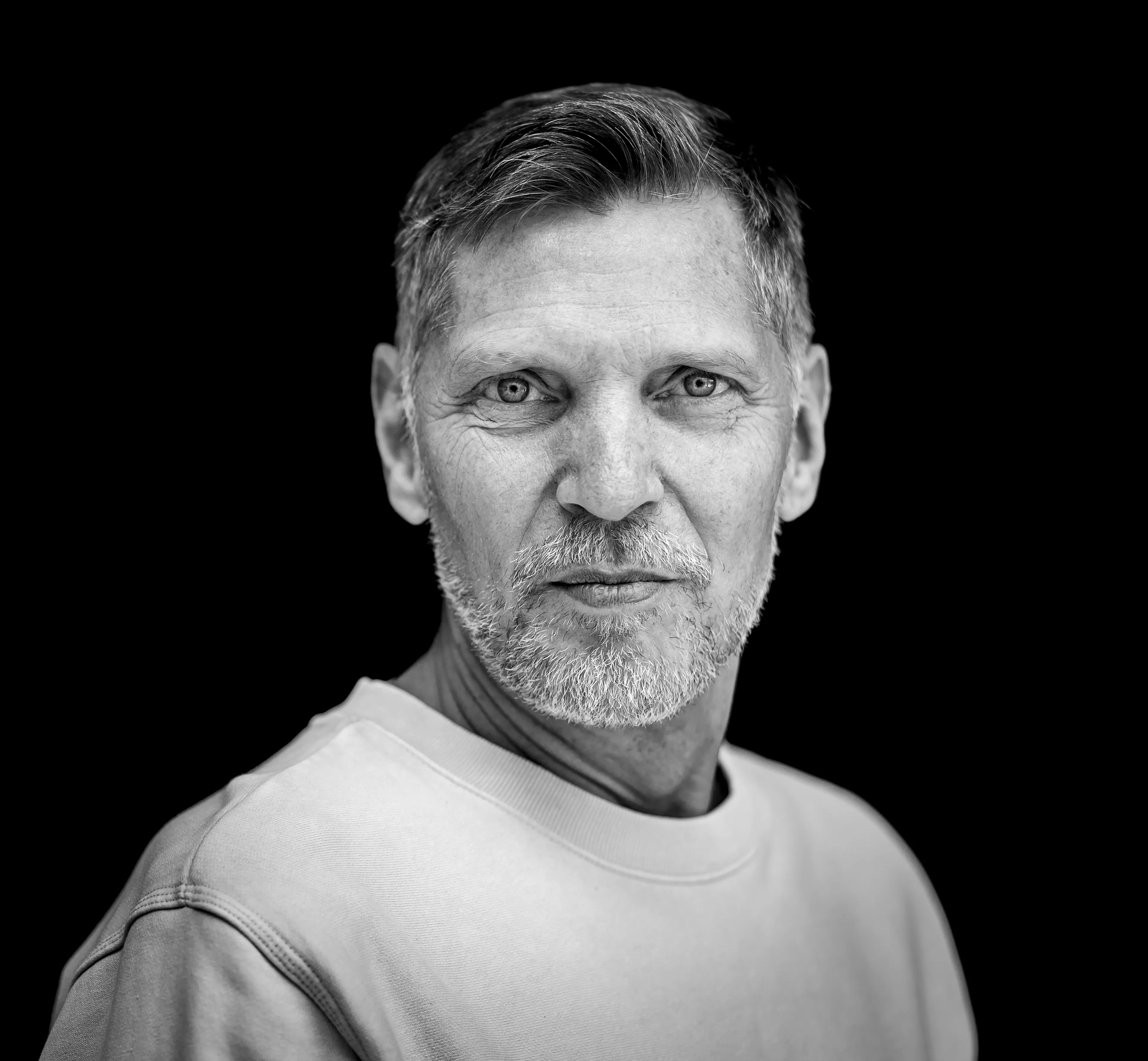 Veel BN'ers aanwezig bij uitvaart Erwin Olaf in Amsterdam