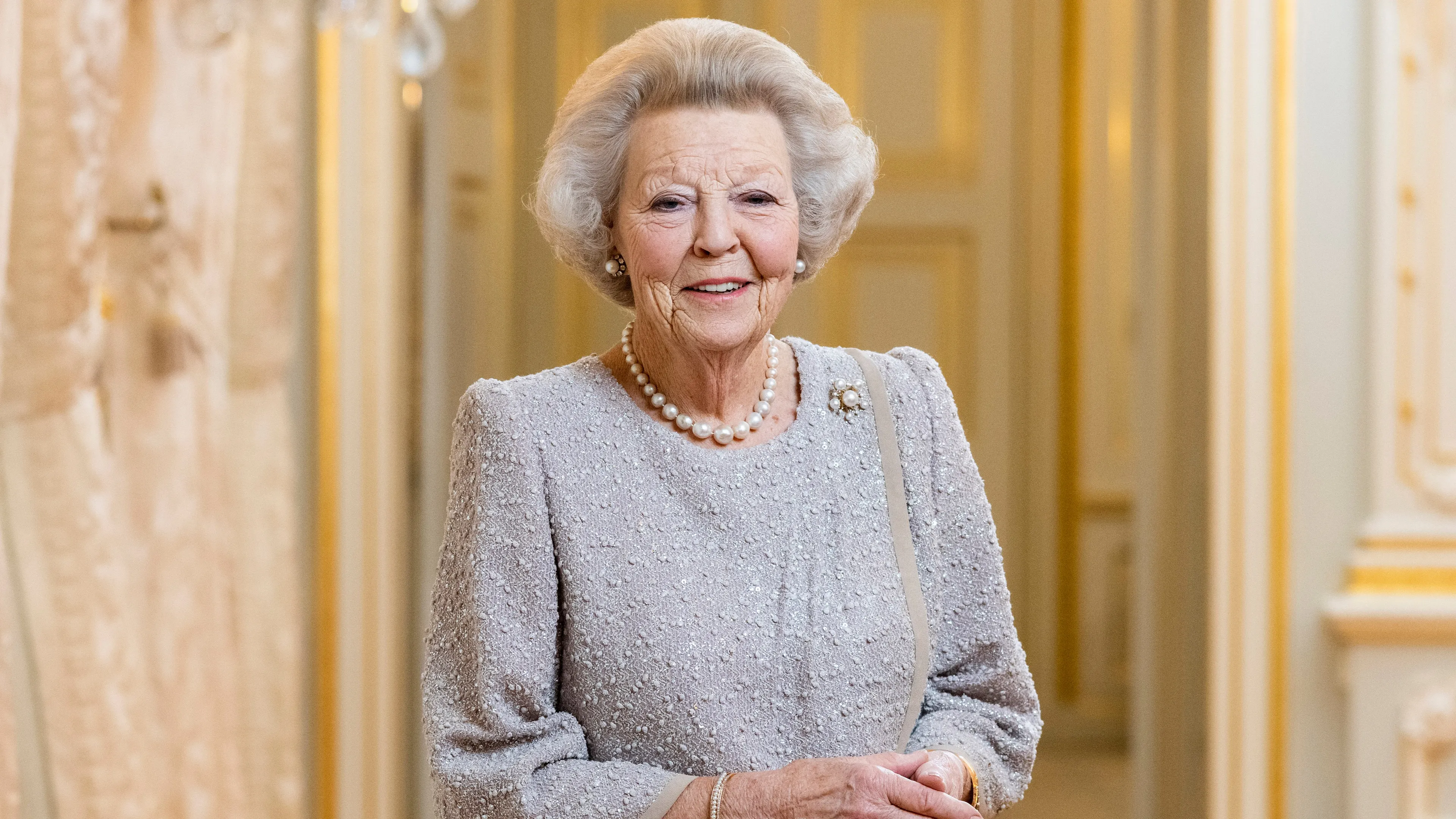 Prinses Beatrix uit ziekenhuis