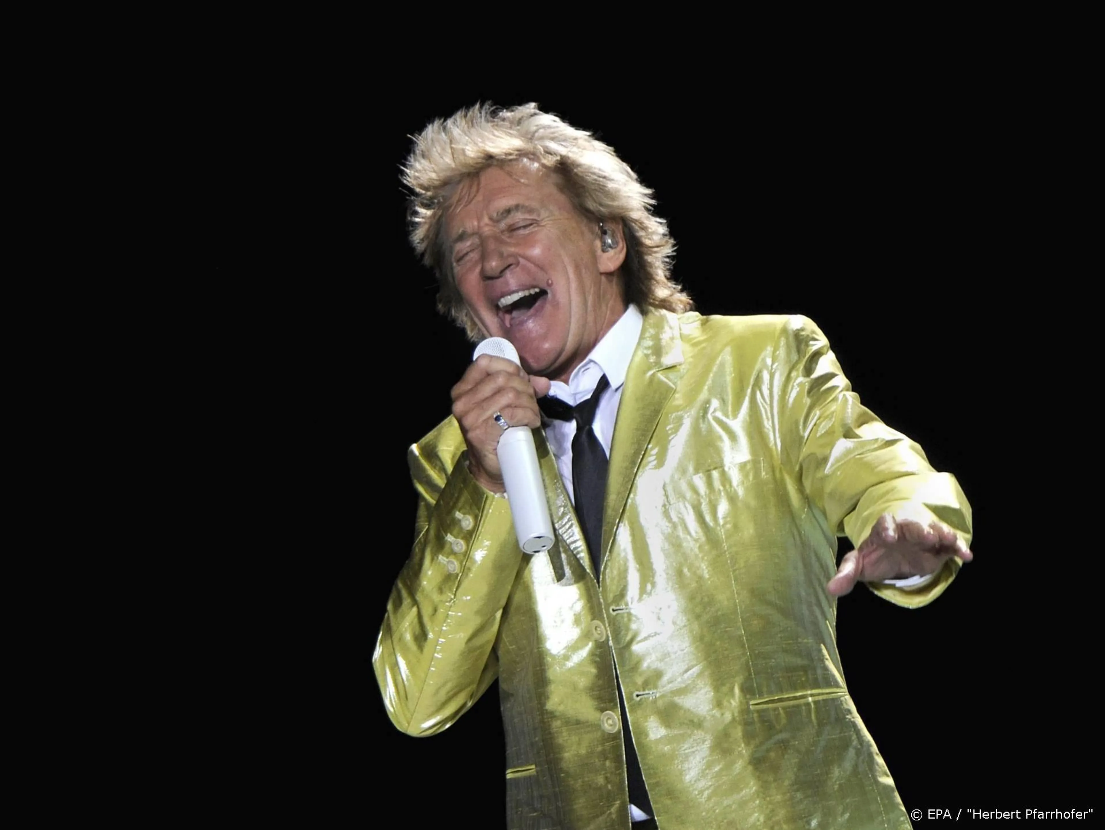 Rod Stewart voor de rechter na misdragingen tijdens nieuwjaar