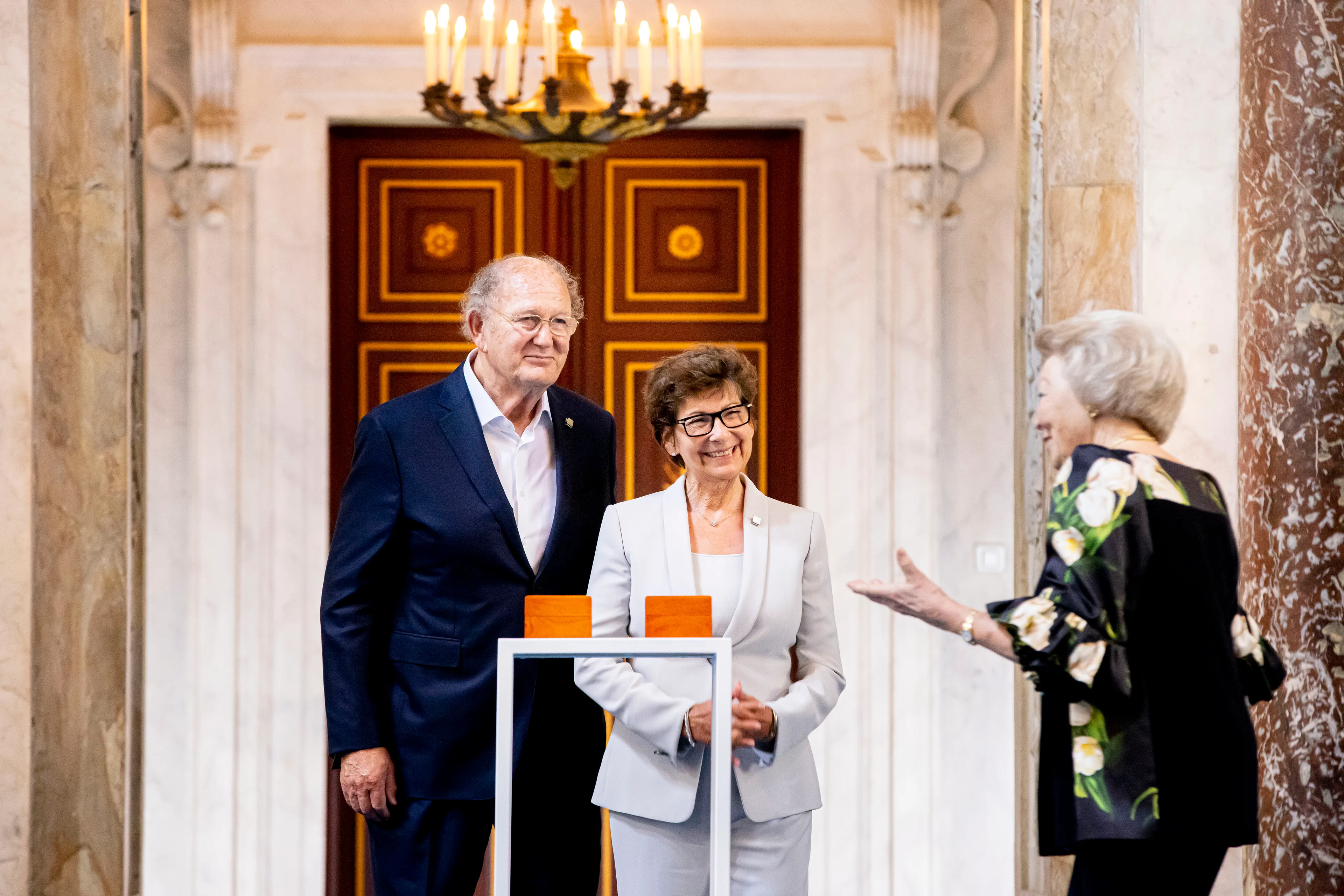 Prinses Beatrix reikt Zilveren Anjers uit