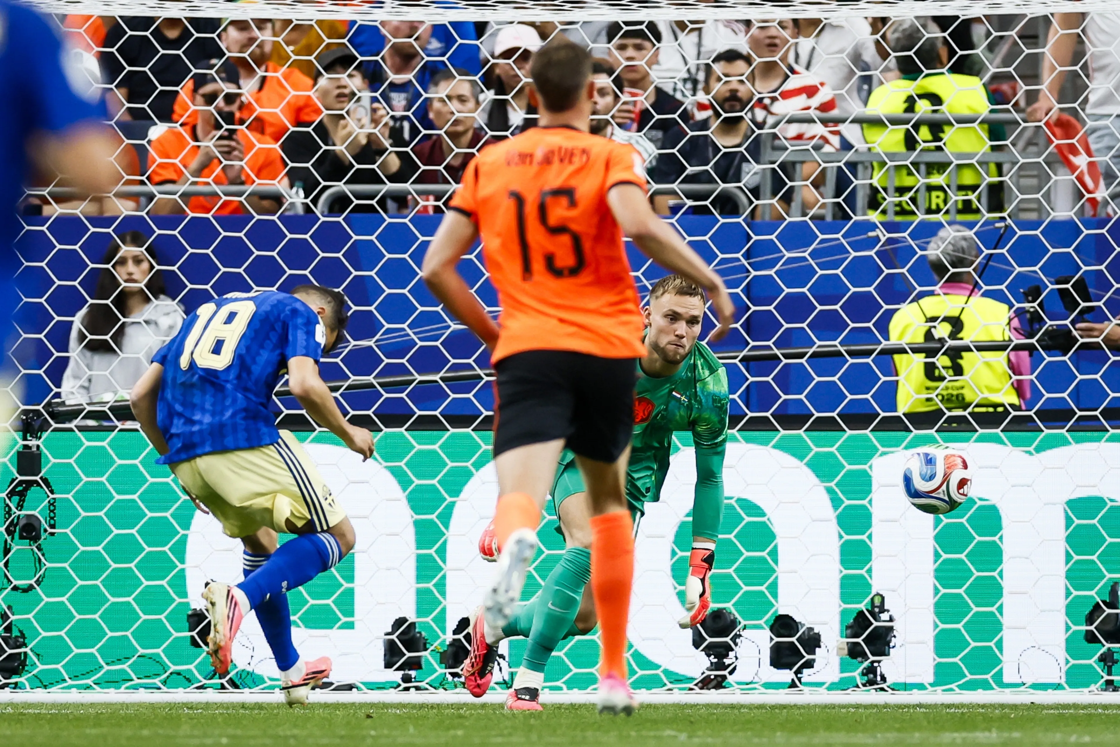 Kijkers Nederland - Zweden klagen massaal over geluid: 'NOS, los dit op!'