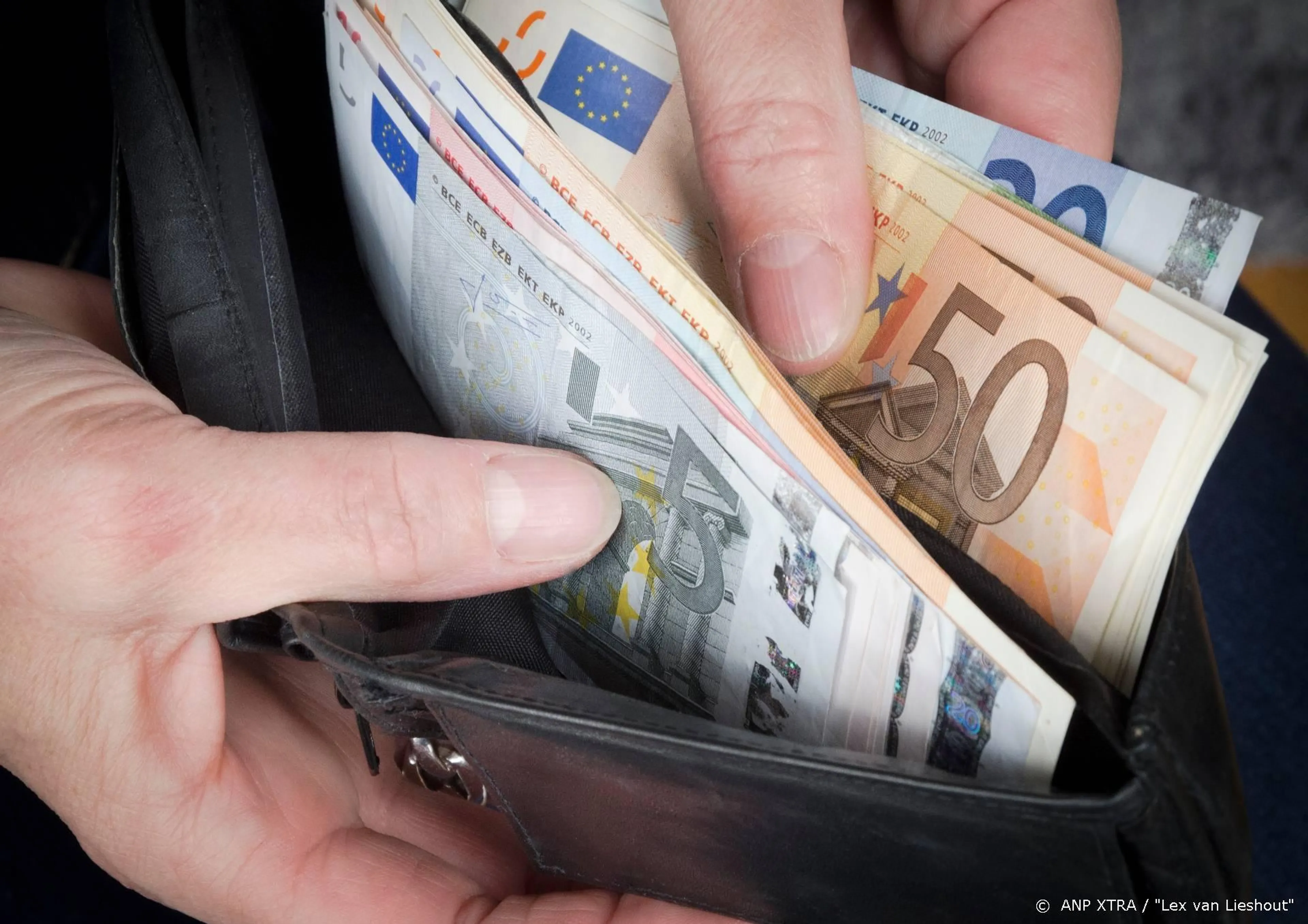 Mediabedrijven voelen coronacrisis door slinkende reclame-omzet