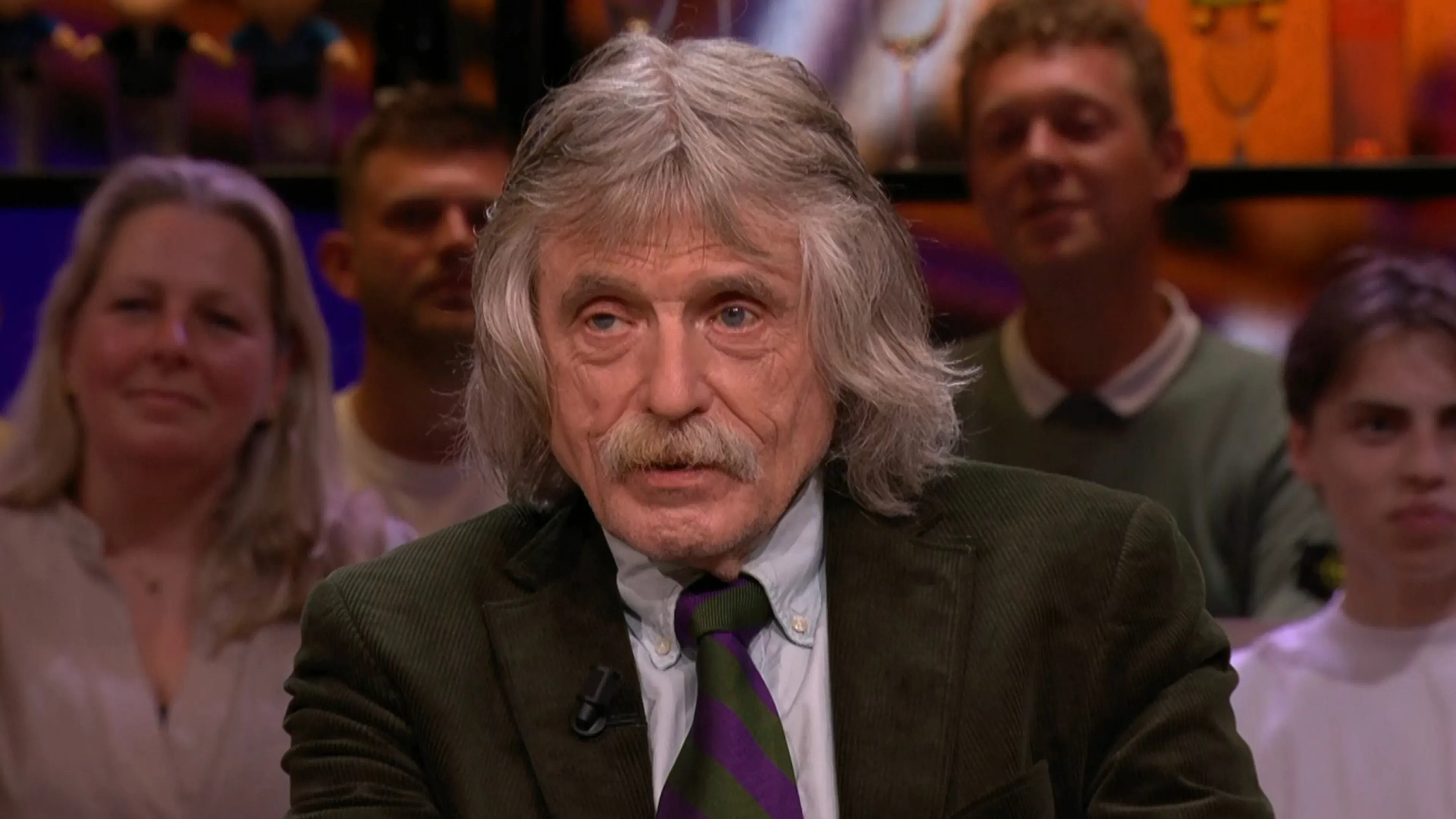 Opluchting bij Johan Derksen groot na goed nieuws over zijn vrouw: ‘Was wel even in paniek'
