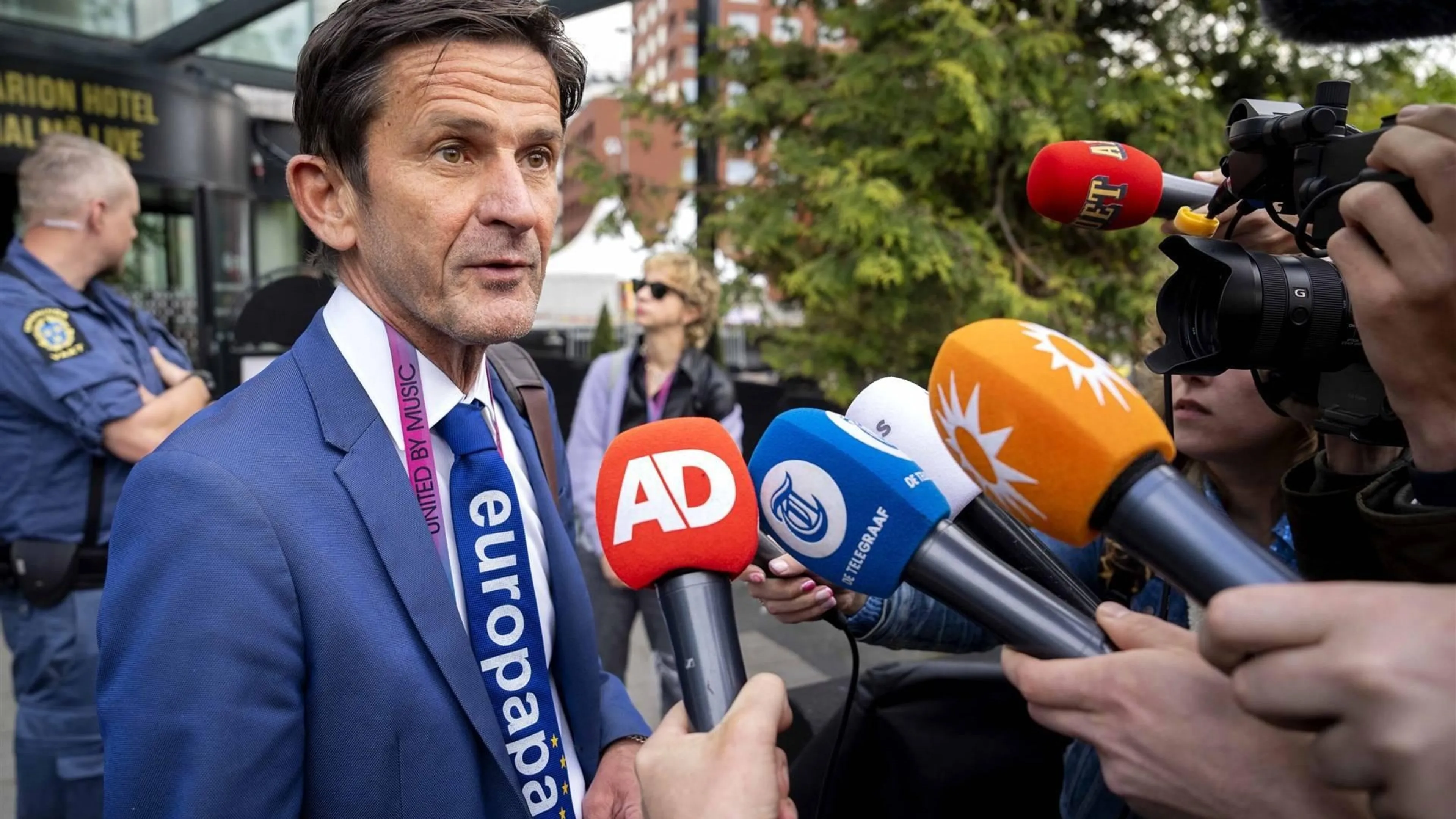 'Personeel AVROTROS haalt fel uit naar omroep en Cornald Maas'