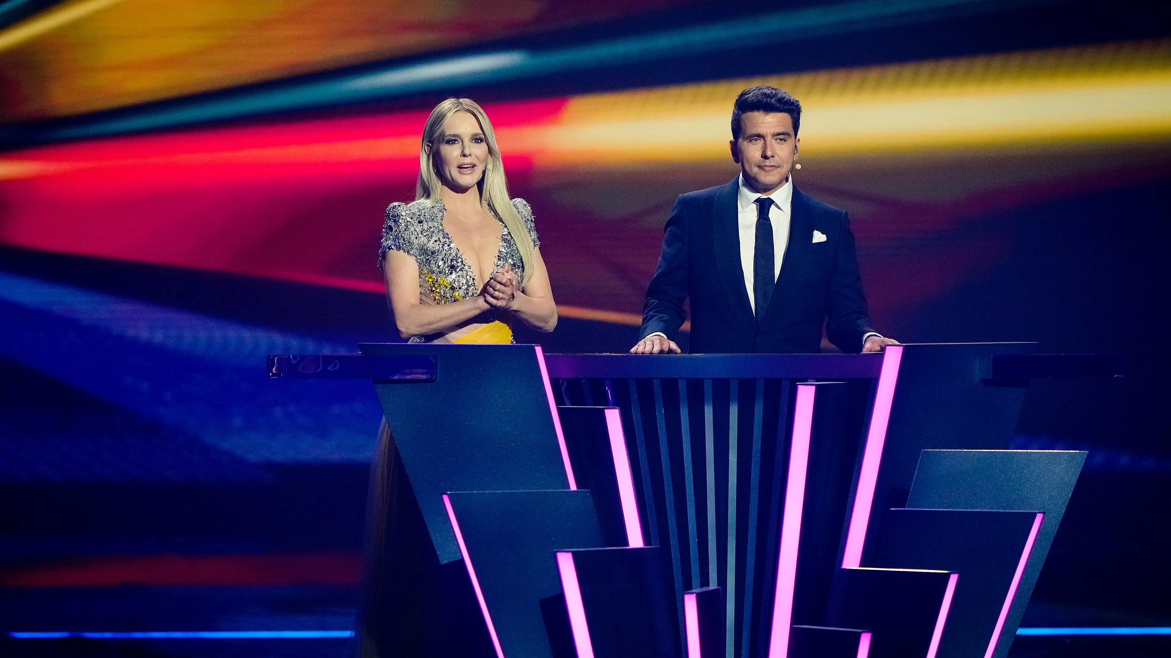 Zoveel zijn de Eurovisie Songfestival-jurken van Chantal Janzen waard