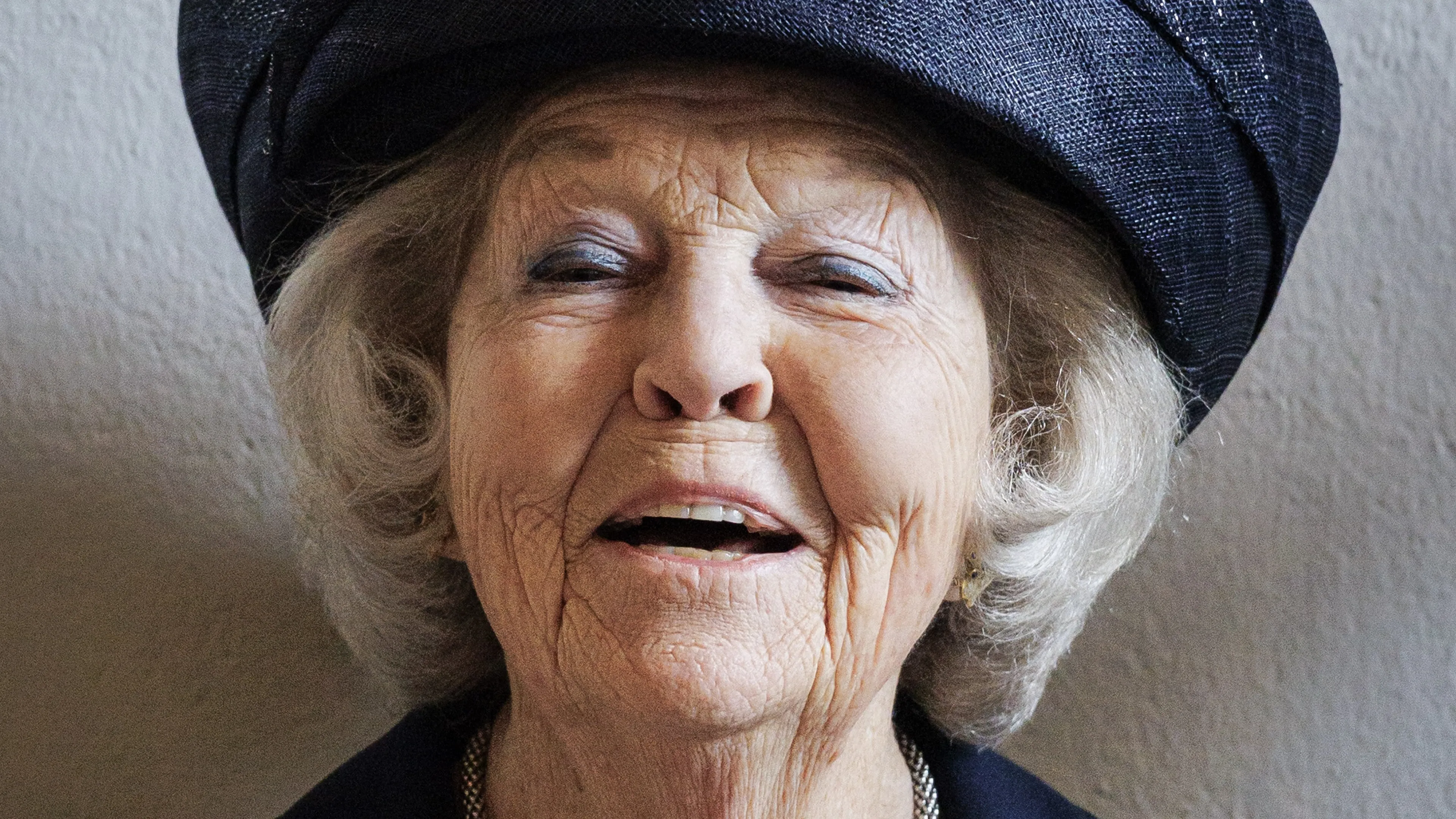 Snoezige beelden tonen trotse prinses Beatrix met eigen kinderwieg