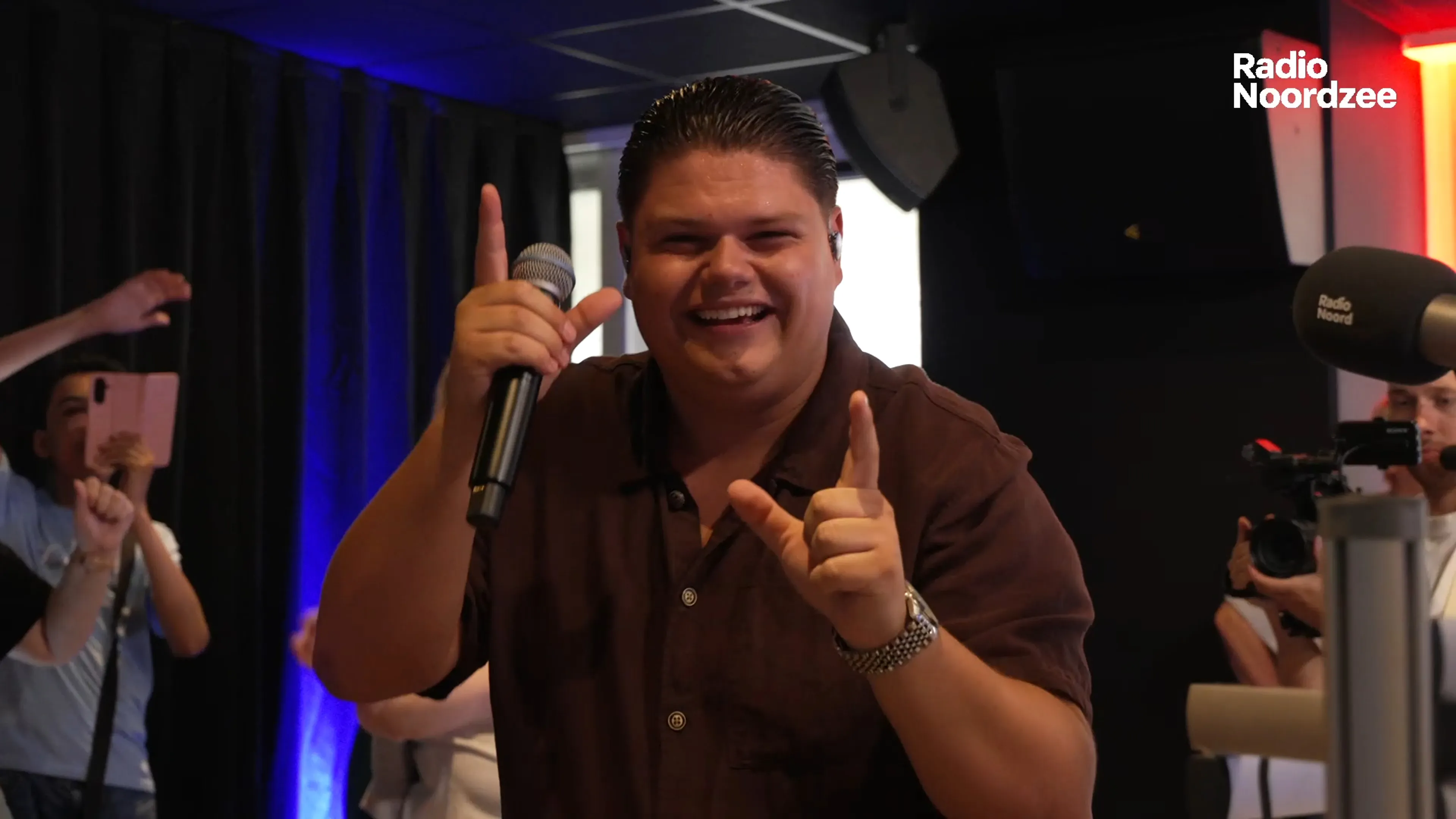 Justen de Wildt zingt zijn hit Cheerio live in het Radio Noordzee Café!