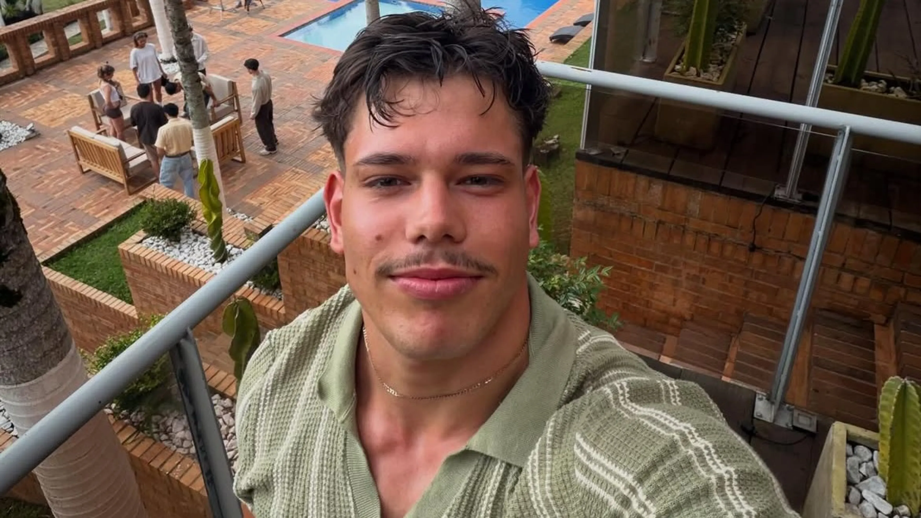 Fitfluencer Jarl van den Berg deelt zorgelijk bericht na ultrarun: 'Nierfunctie gedaald naar 11%'