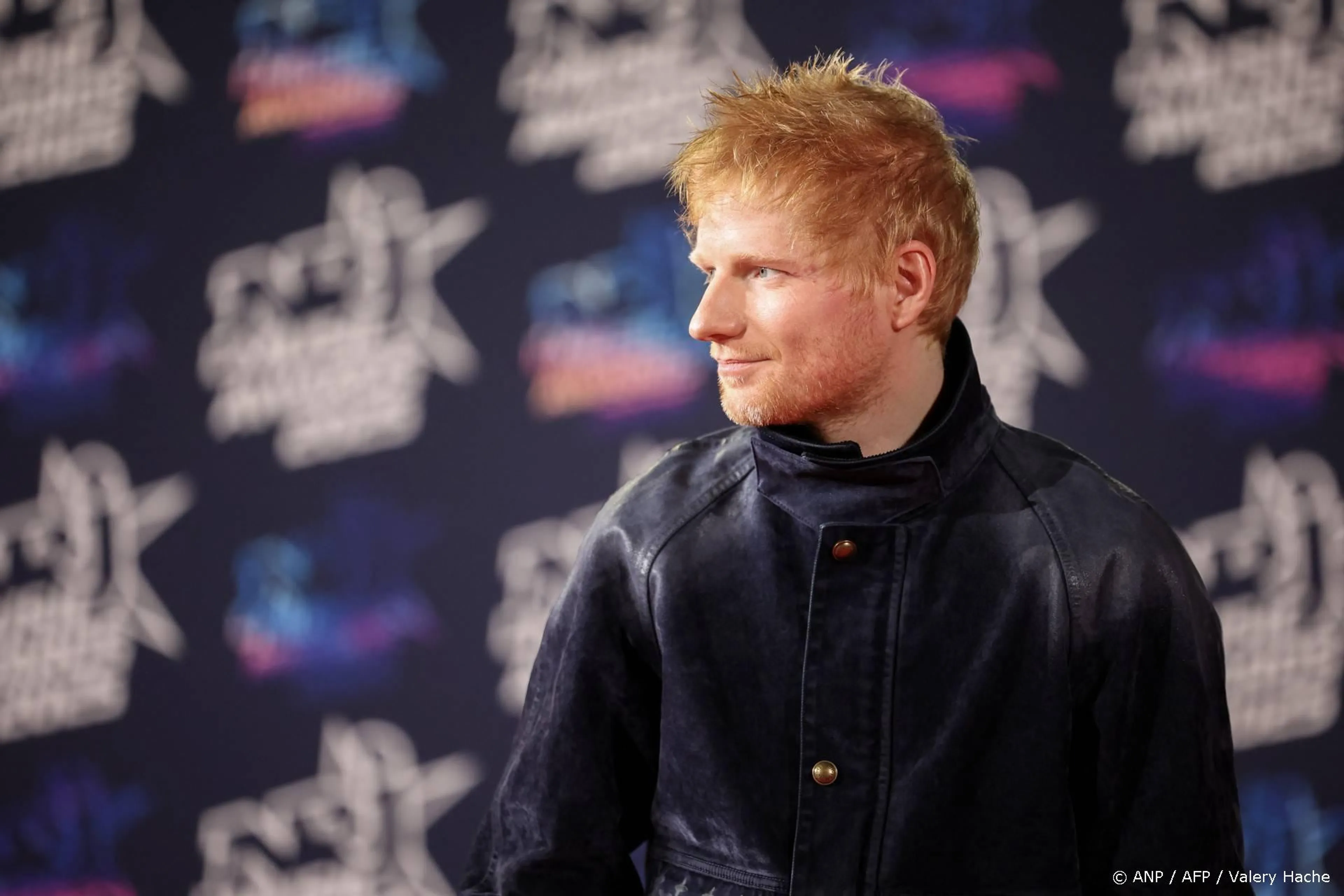 Zien: Ed Sheeran scheert zijn haar af
