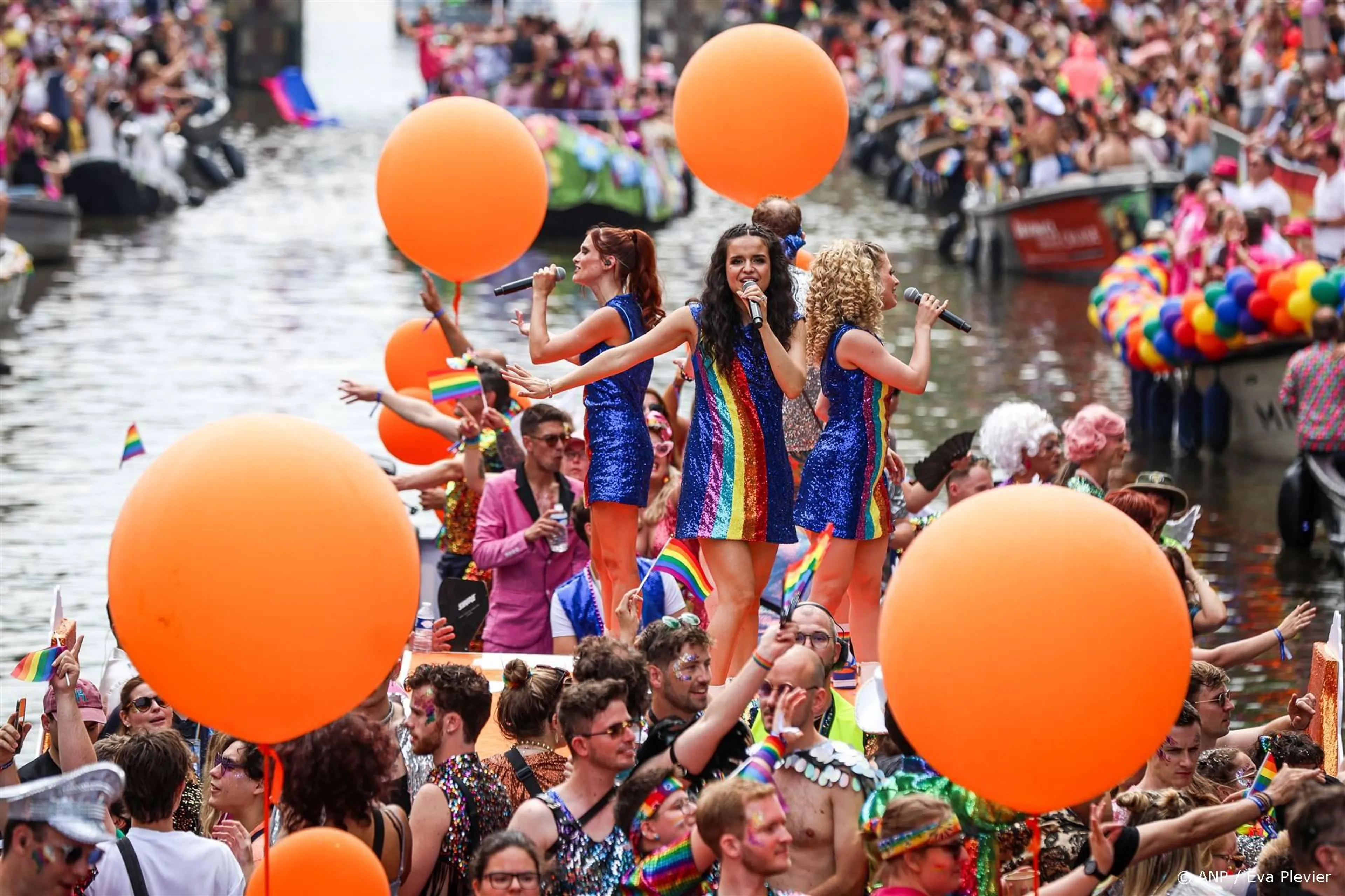 ZIEN: BN'ers dansen op boten tijdens Canal Parade 