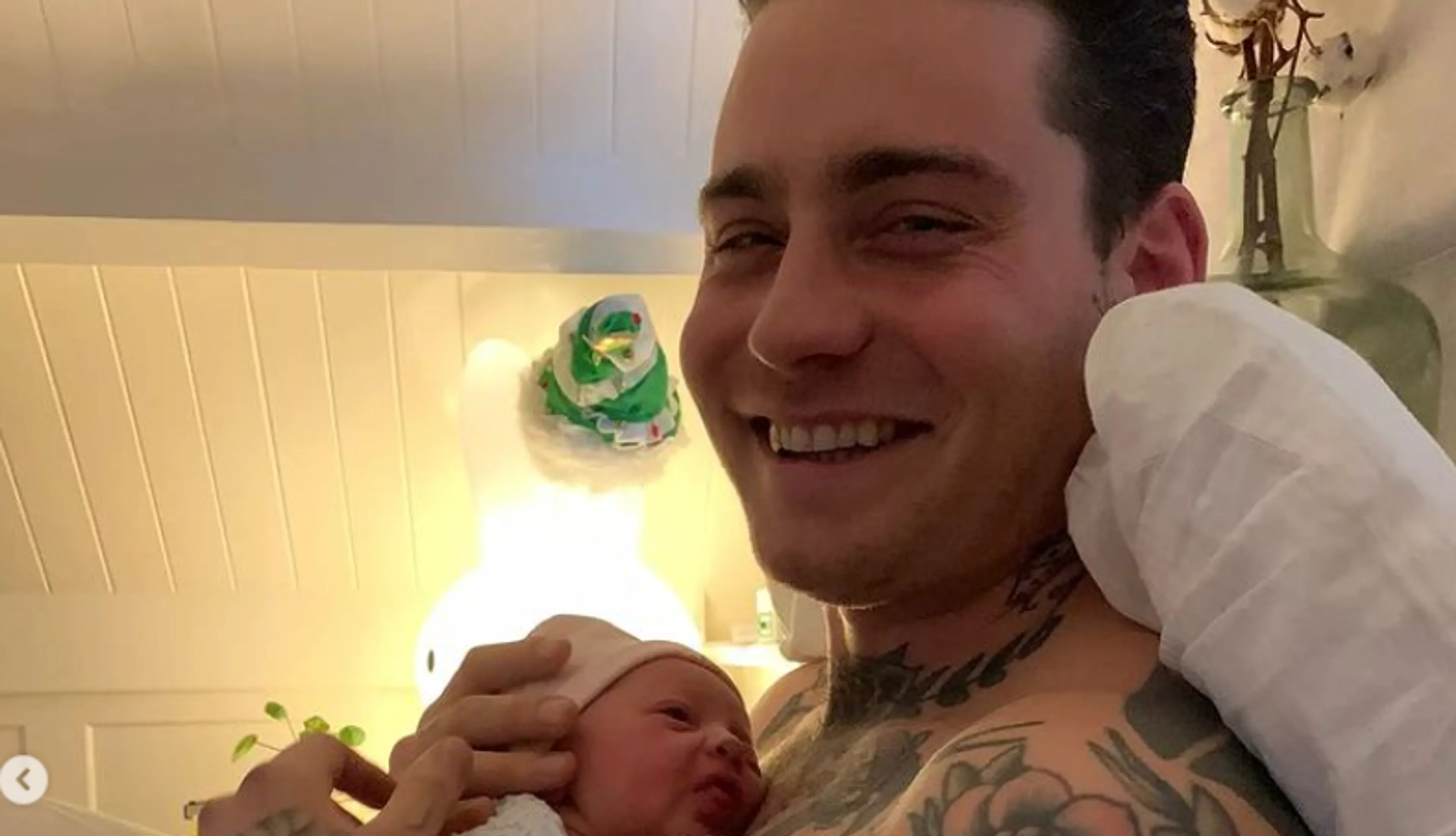 Foto Douwe Bob en baby verbaast fans: 'Twee druppels water!'