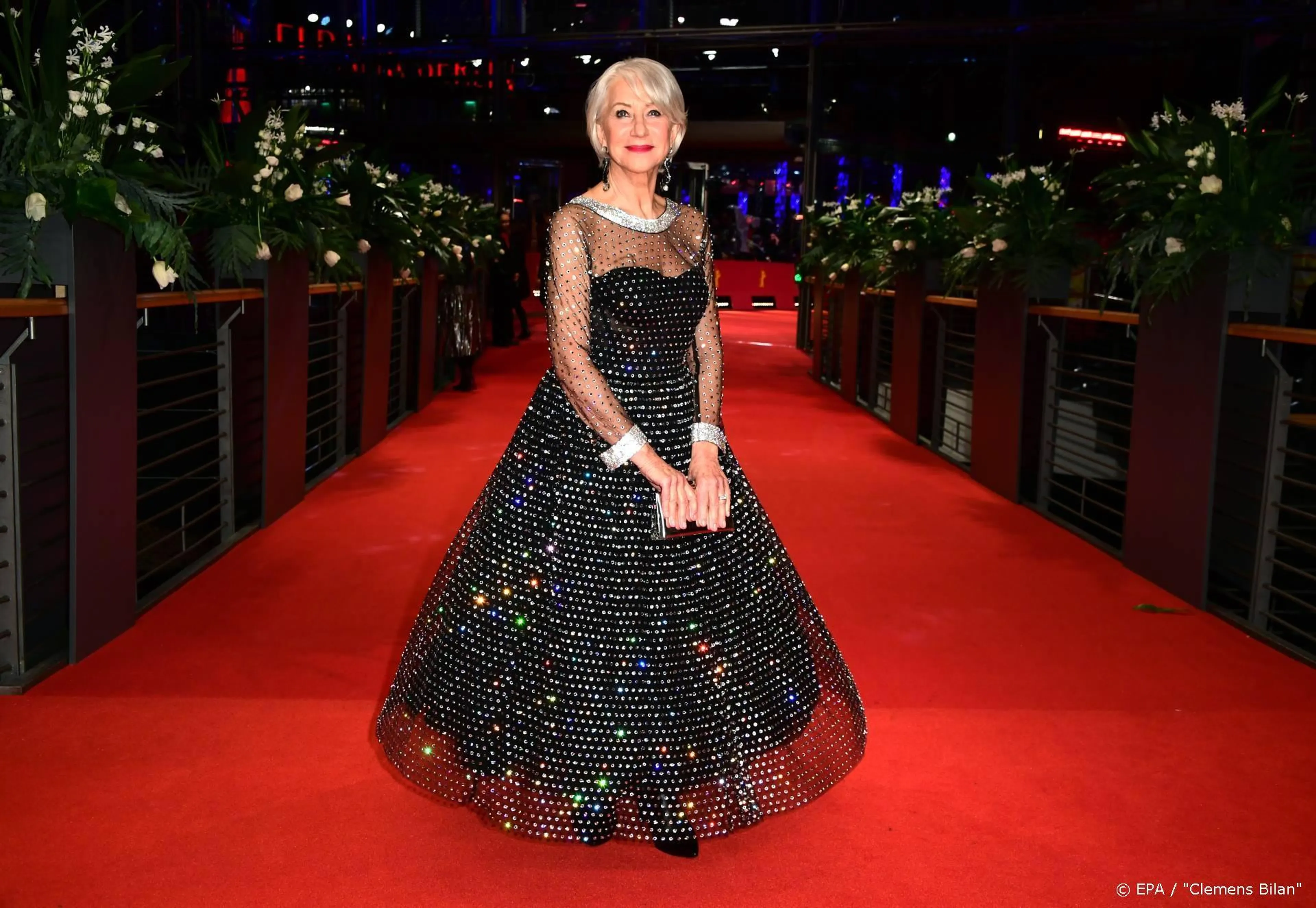 Helen Mirren draagt Gouden Beer op aan cateraars