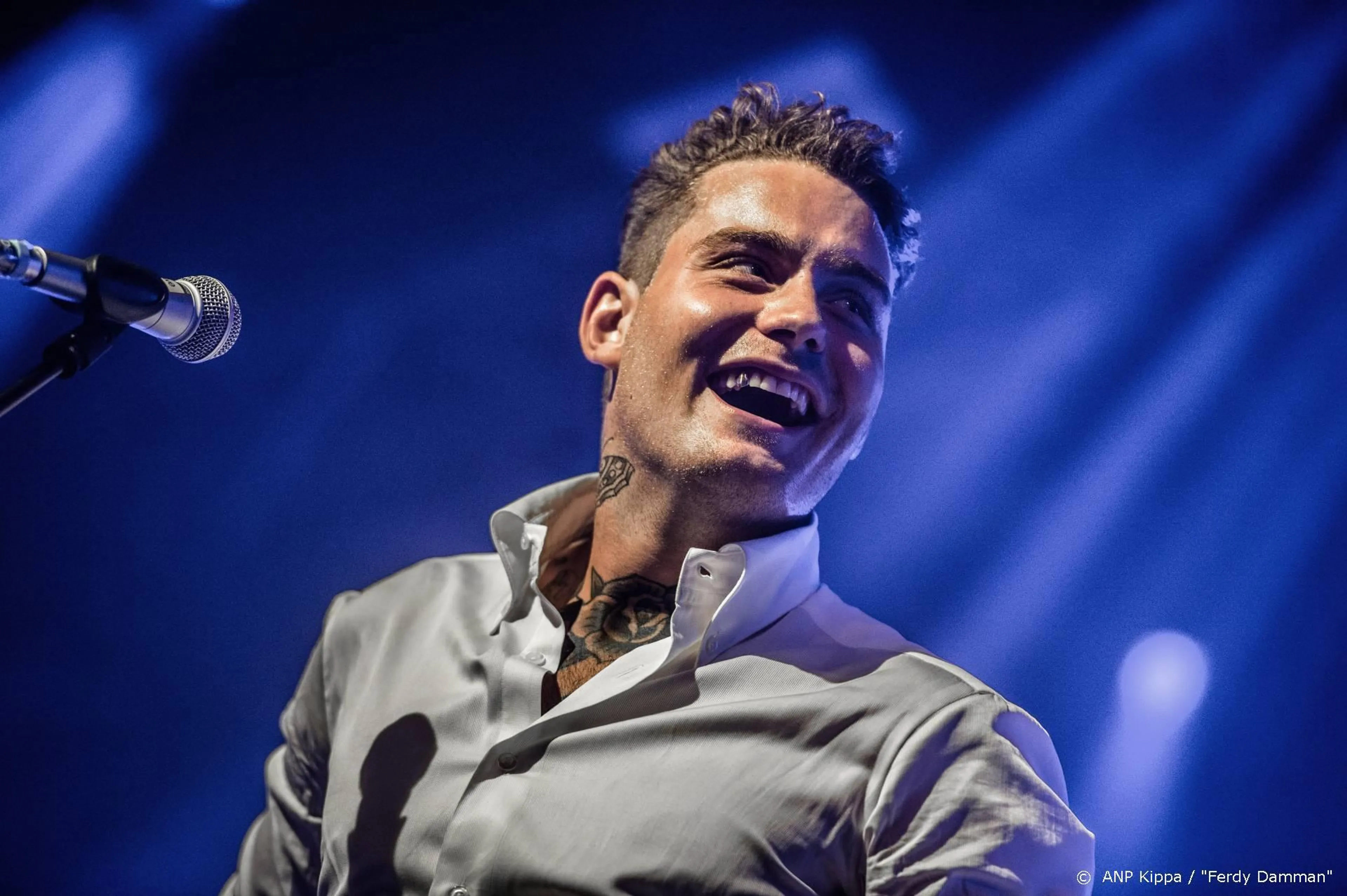 Douwe Bob geeft toch concert op Terschelling, politie grijpt in