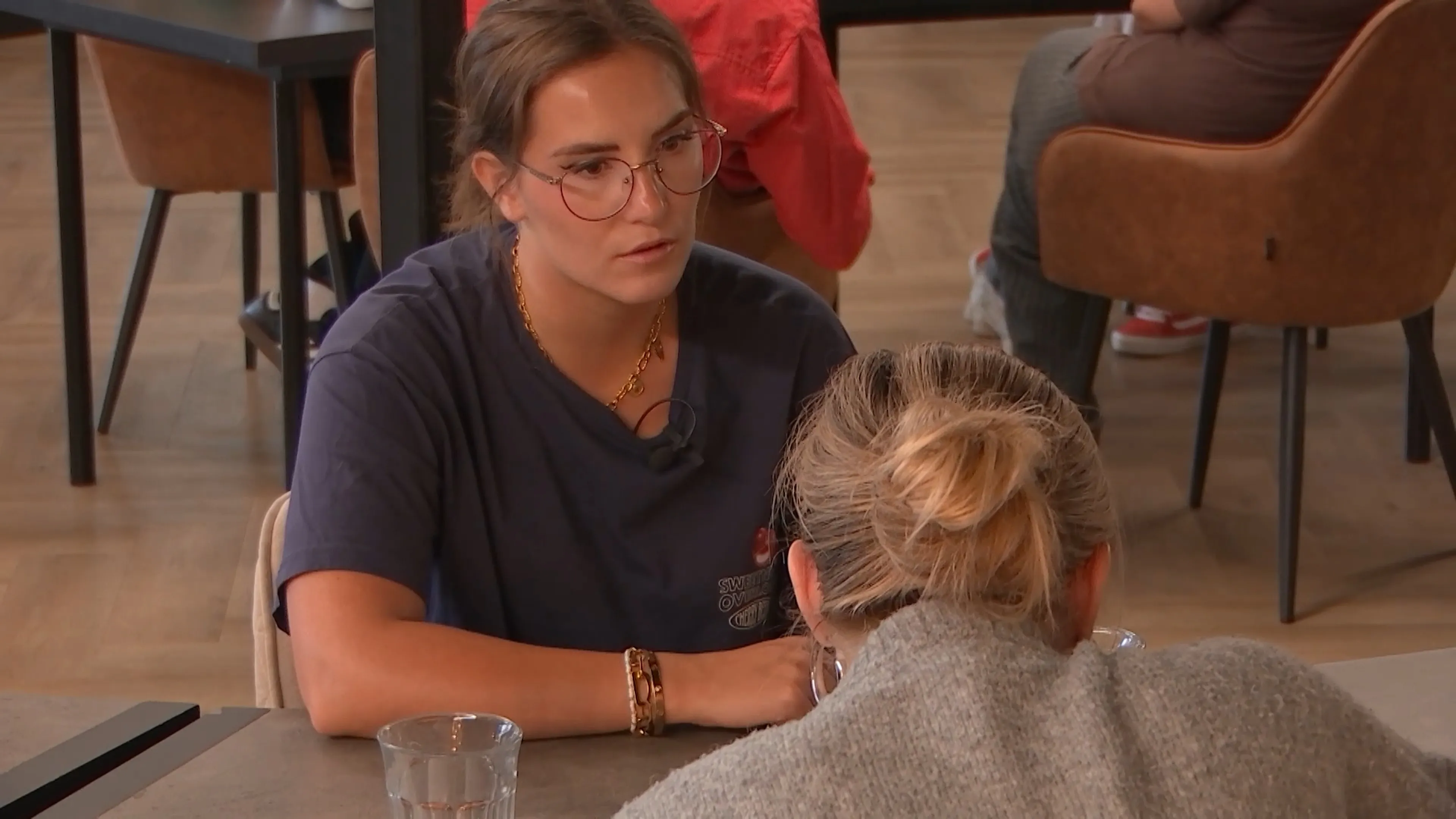 Dominique ergert zich aan buitensporige kookkunsten Sayf in De Bondgenoten