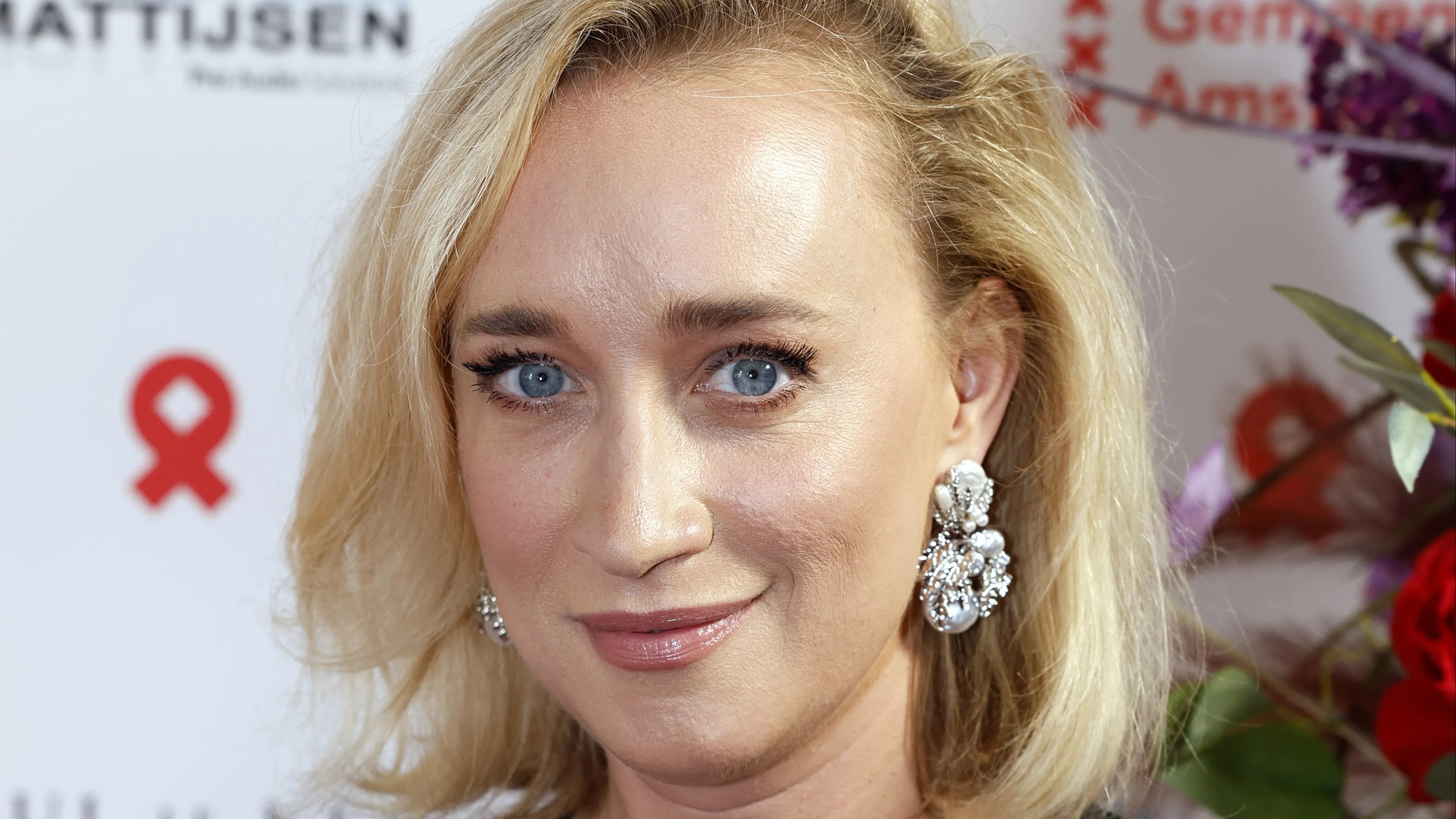Eva Jinek showt groeiende babybuik