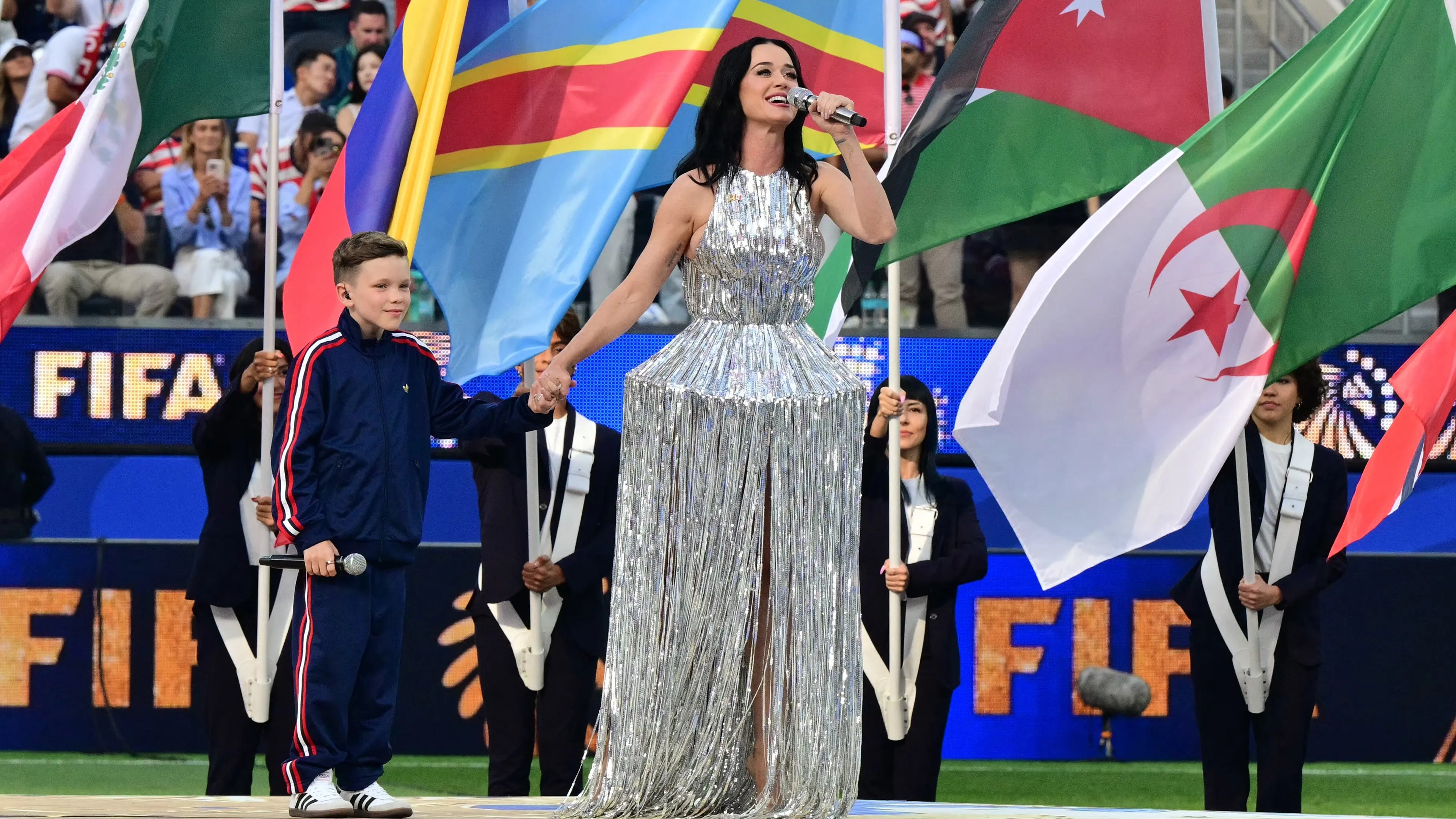 WK-optreden Katy Perry krijgt kritiek vanwege outfit: 'Net aluminiumfolie'