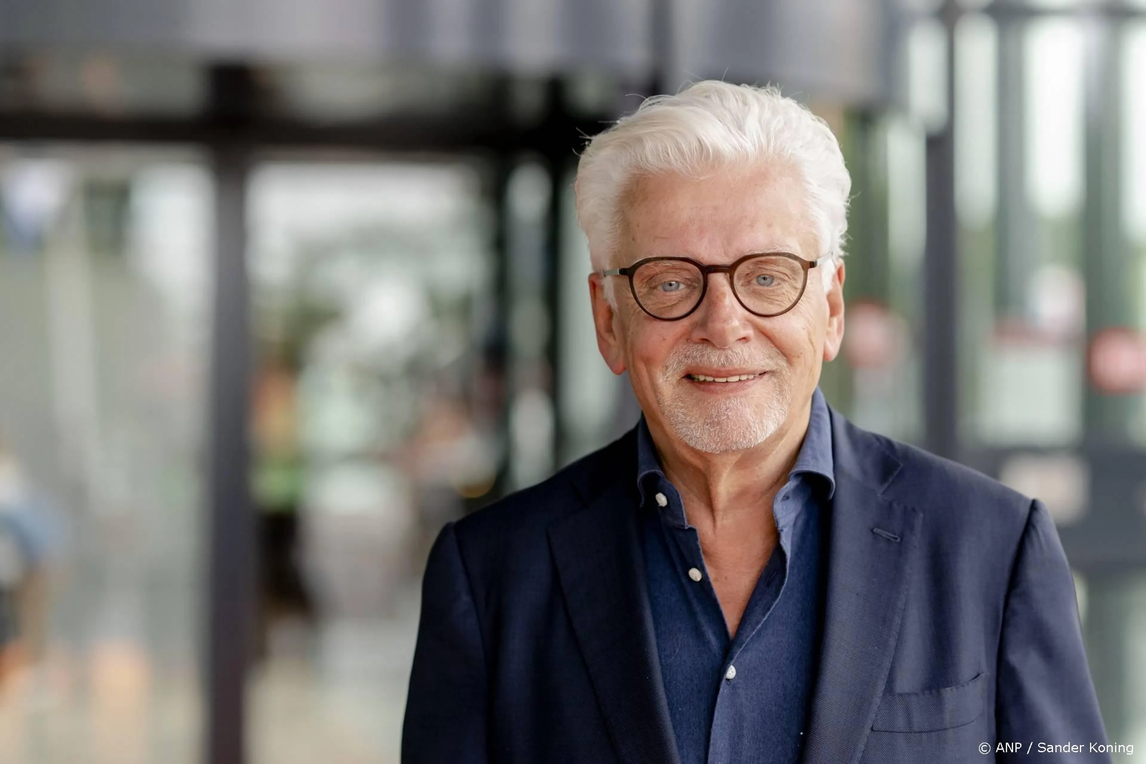 Jan Slagter trakteert taart bij MAX na uitlekken financieel akkoord