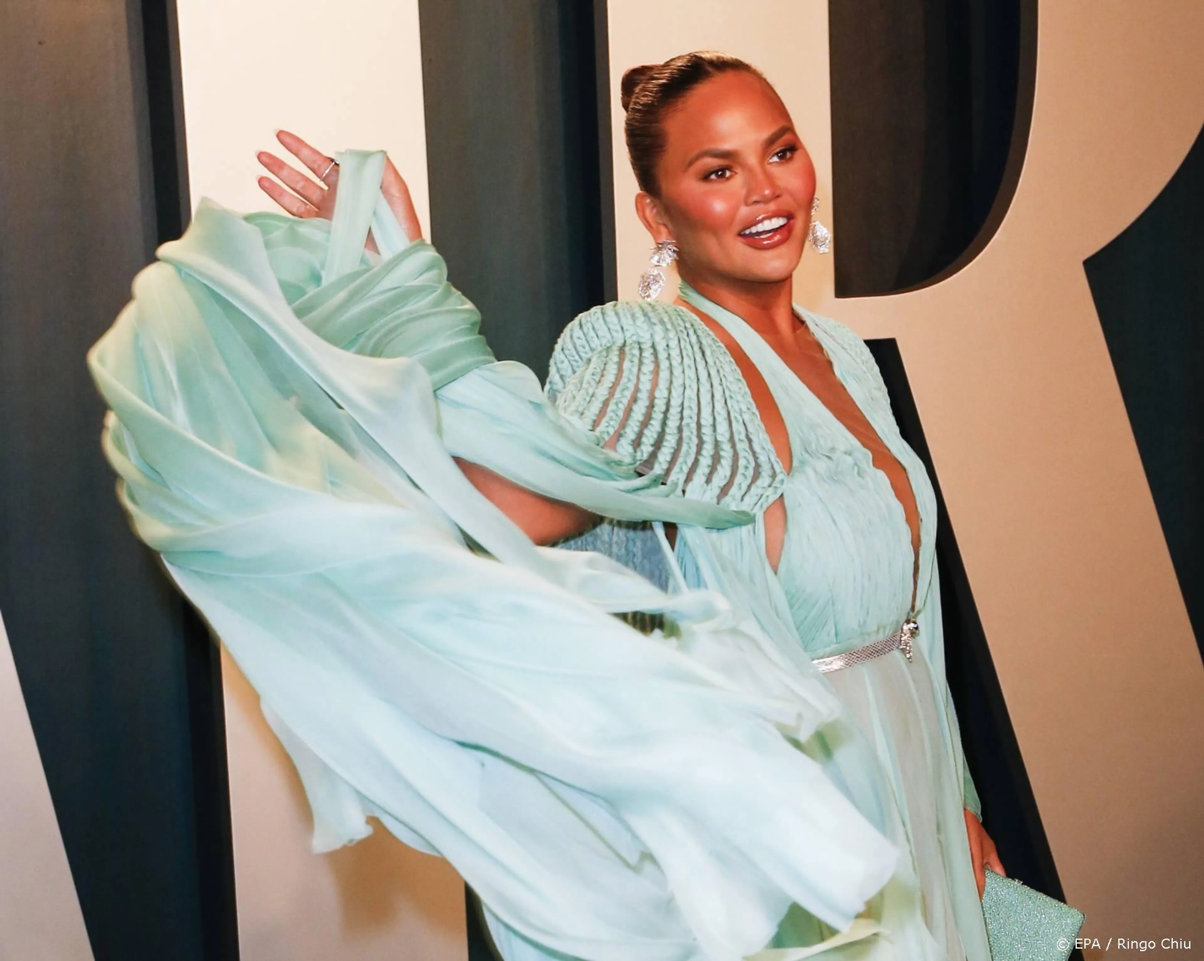 Chrissy Teigen terug op sociale media na pestschandaal