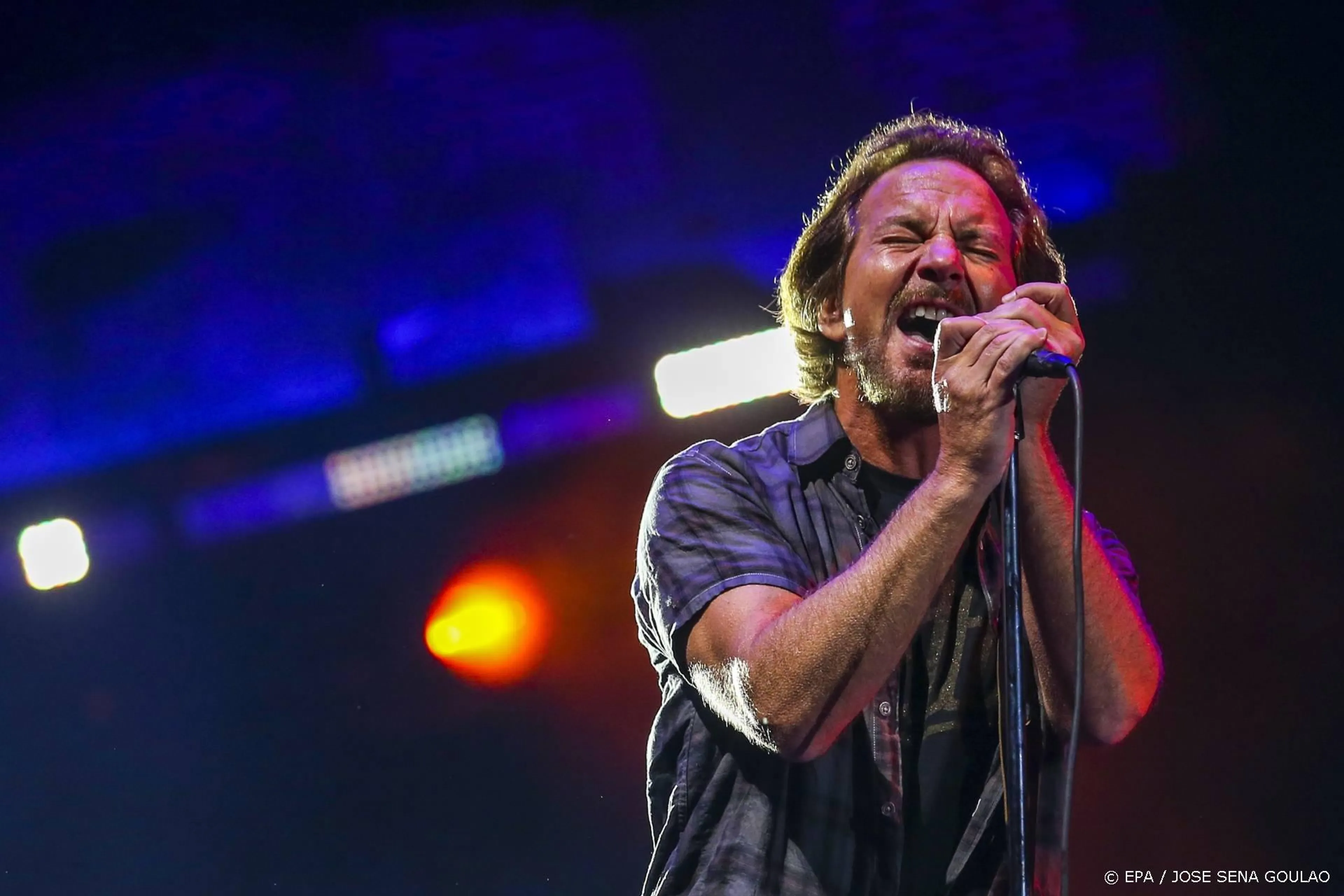 Pearl Jam laat fan drummen na positieve coronatest drummer