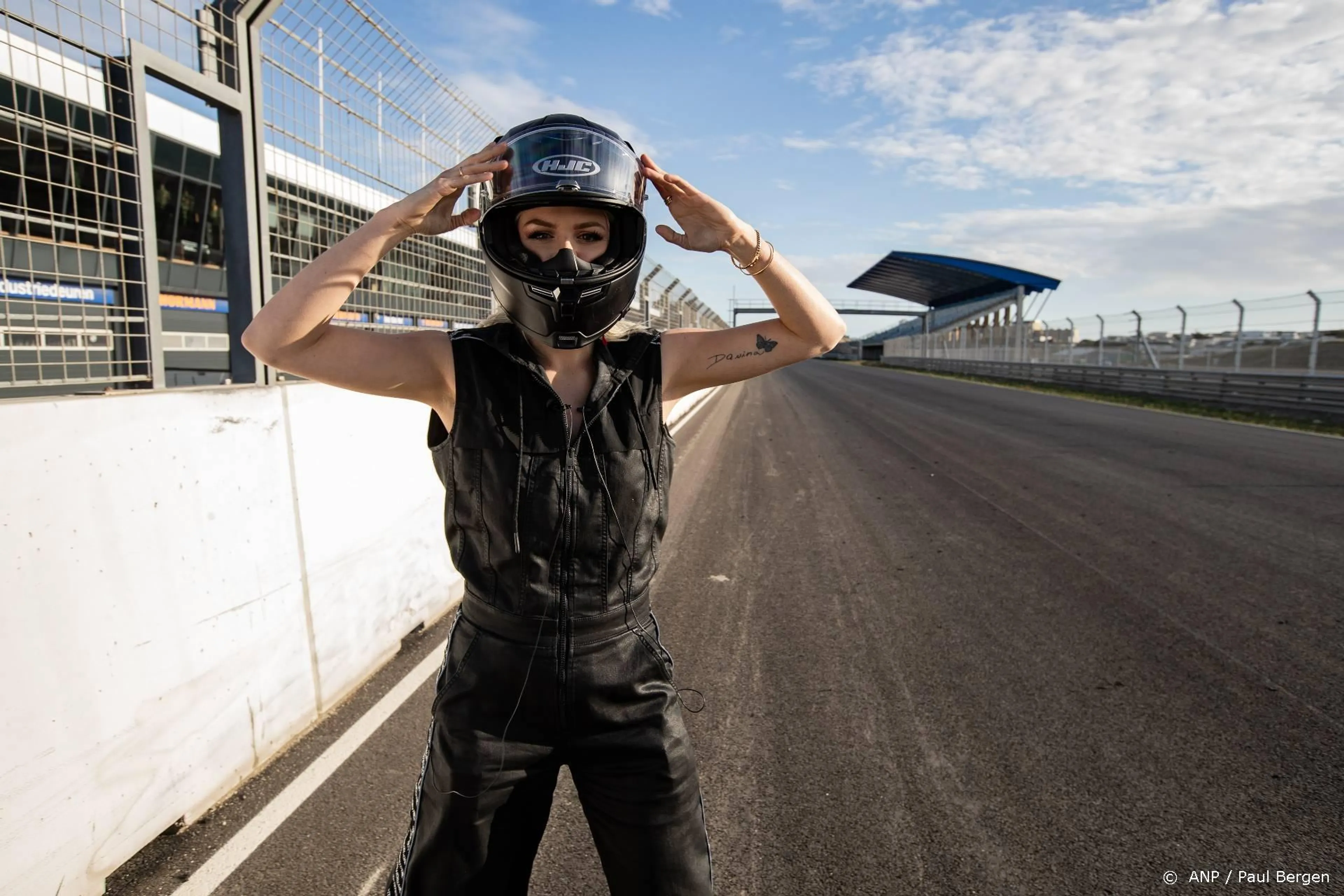 ZIEN: Davina Michelle gaat onderuit tijdens F1 Zandvoort