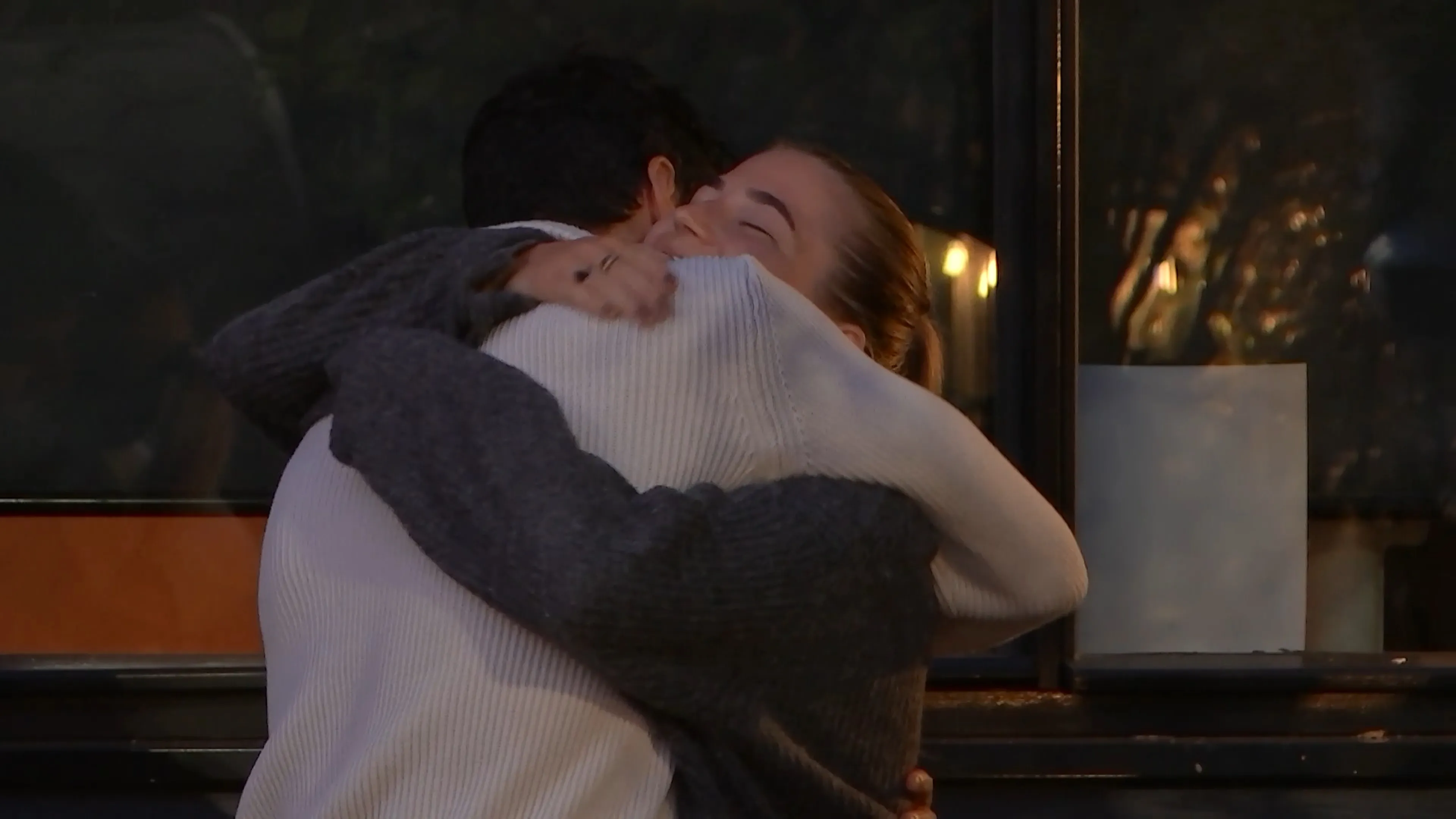 Anouk en Sayf verrassen Diederik met een lied in De Bondgenoten