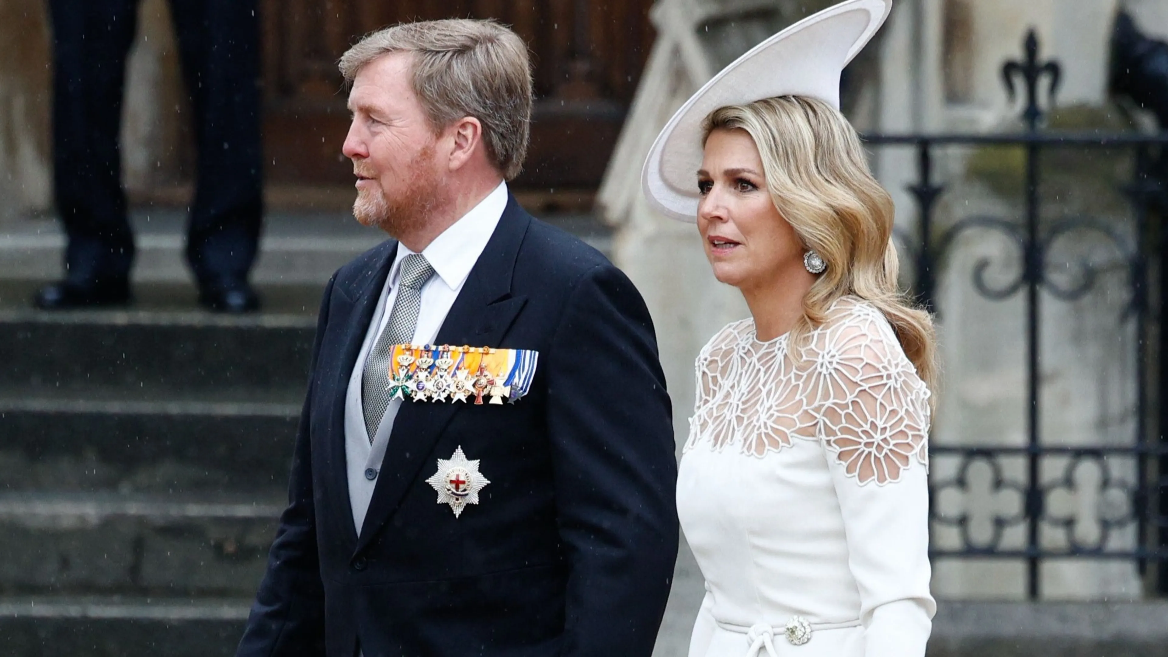 Dit draagt Máxima bij kroning Charles