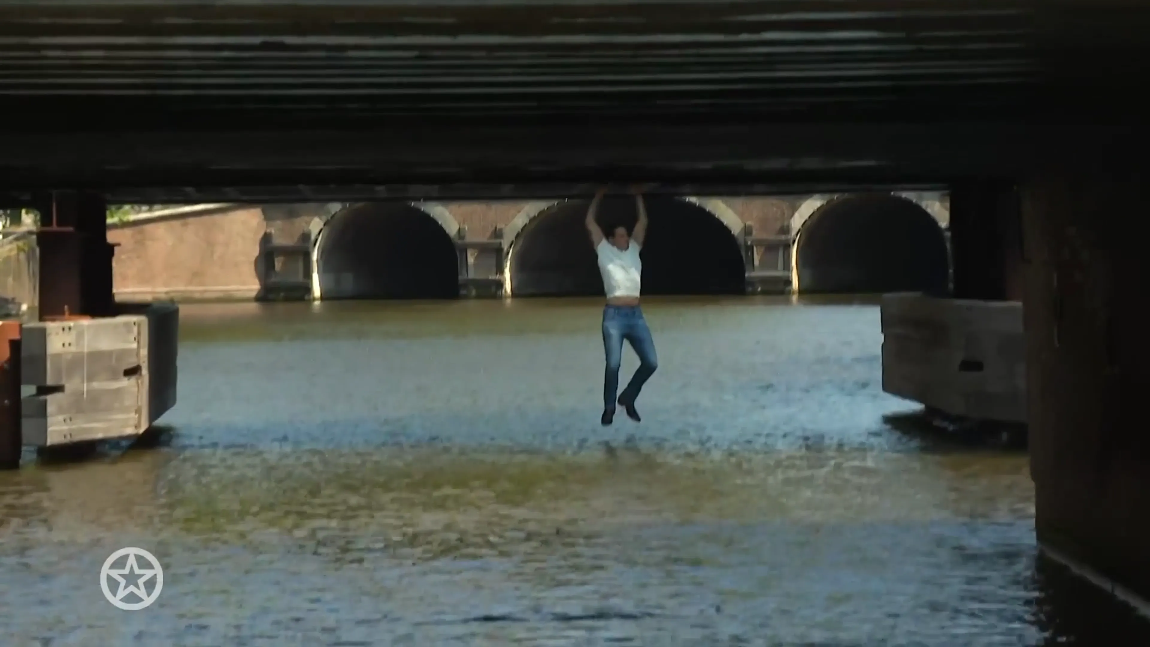 ZIEN: Douwe Bob raakt te water