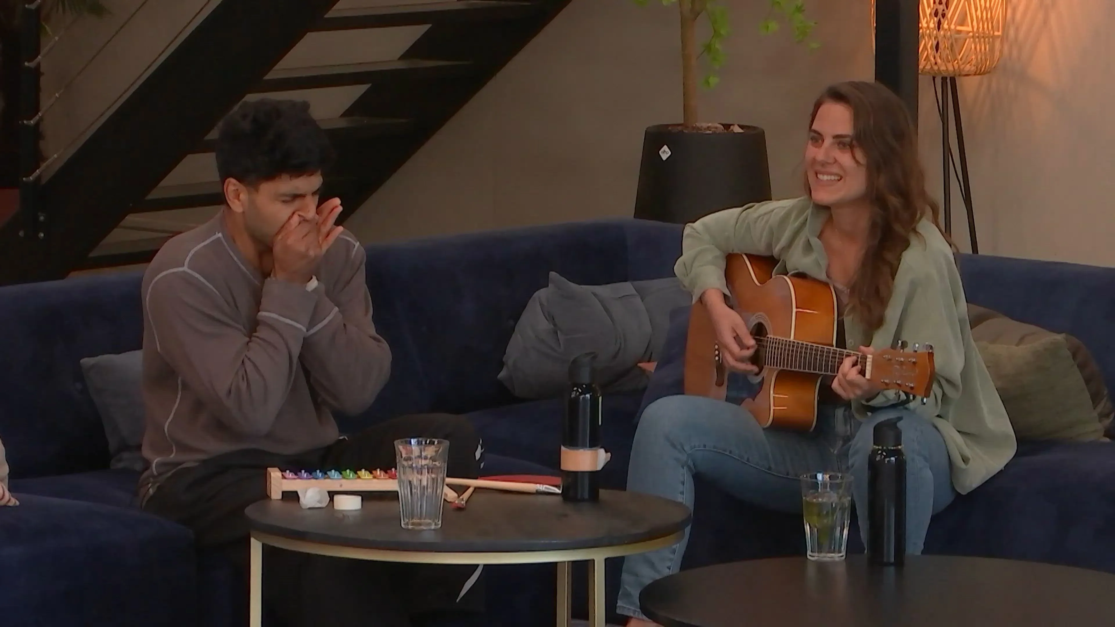Sayf en Simone maken muziek in de Bondgenoten-loods 