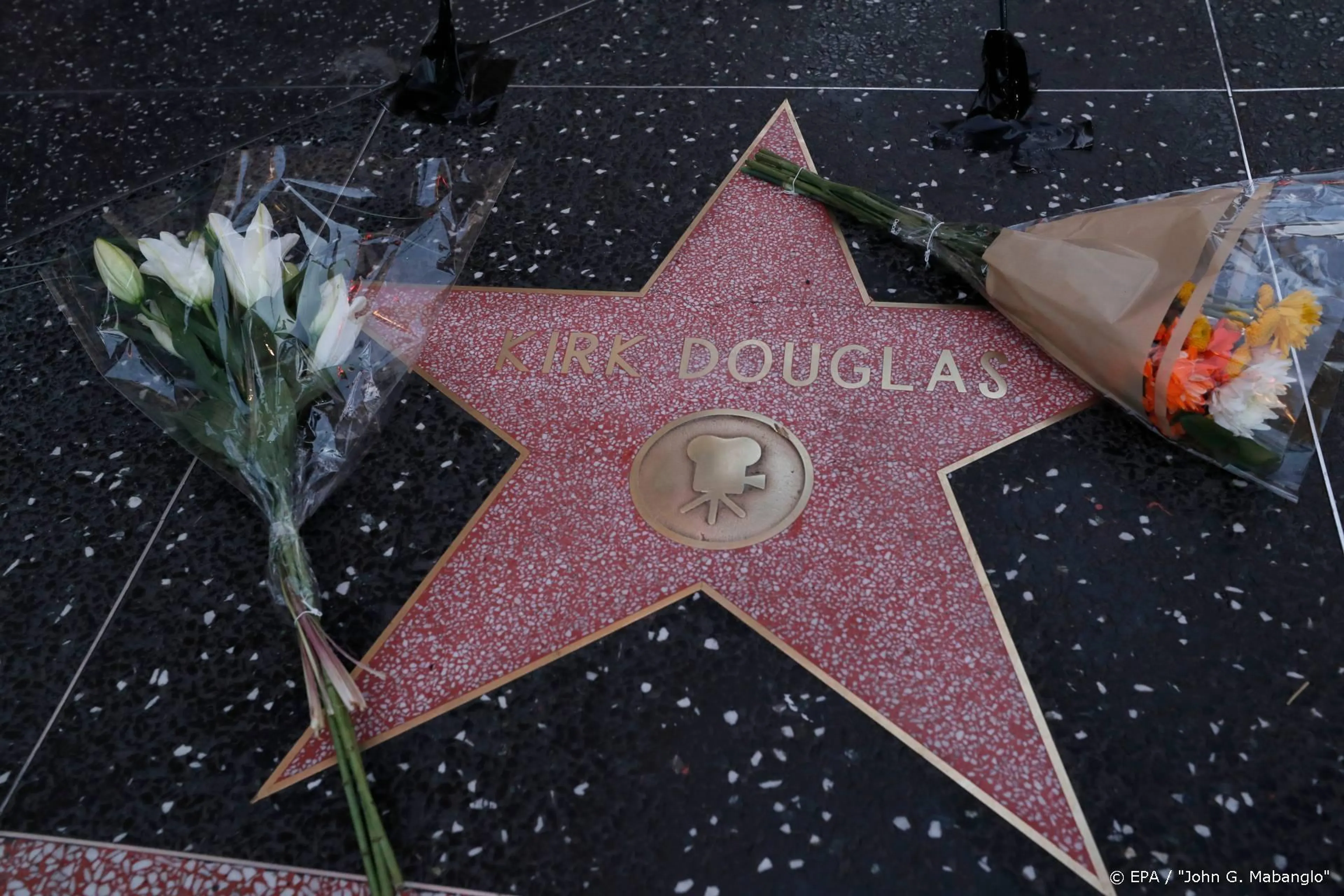 Acteur Kirk Douglas begraven in LA