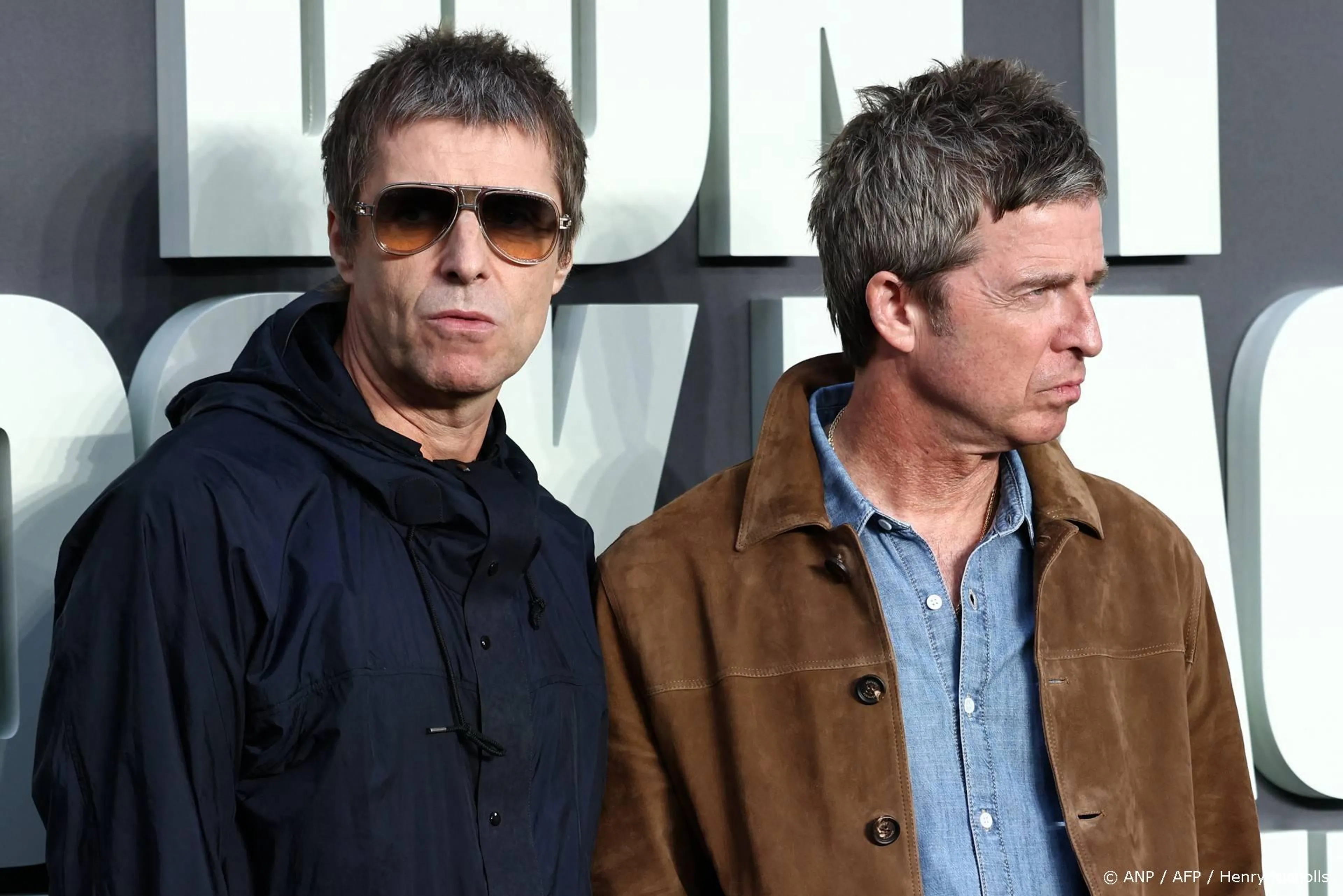 Oasis houdt veiling van zeldzame opnames tegen