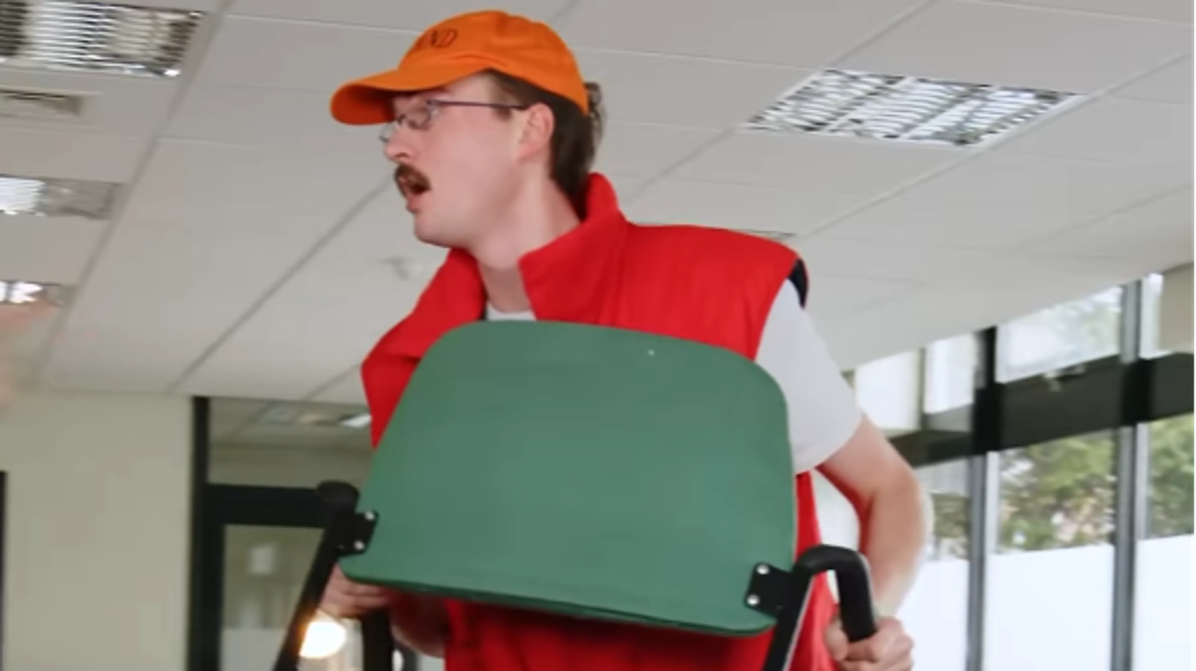 Bram Krikke en Alex Klaasen 'op de vuist' in hilarische video