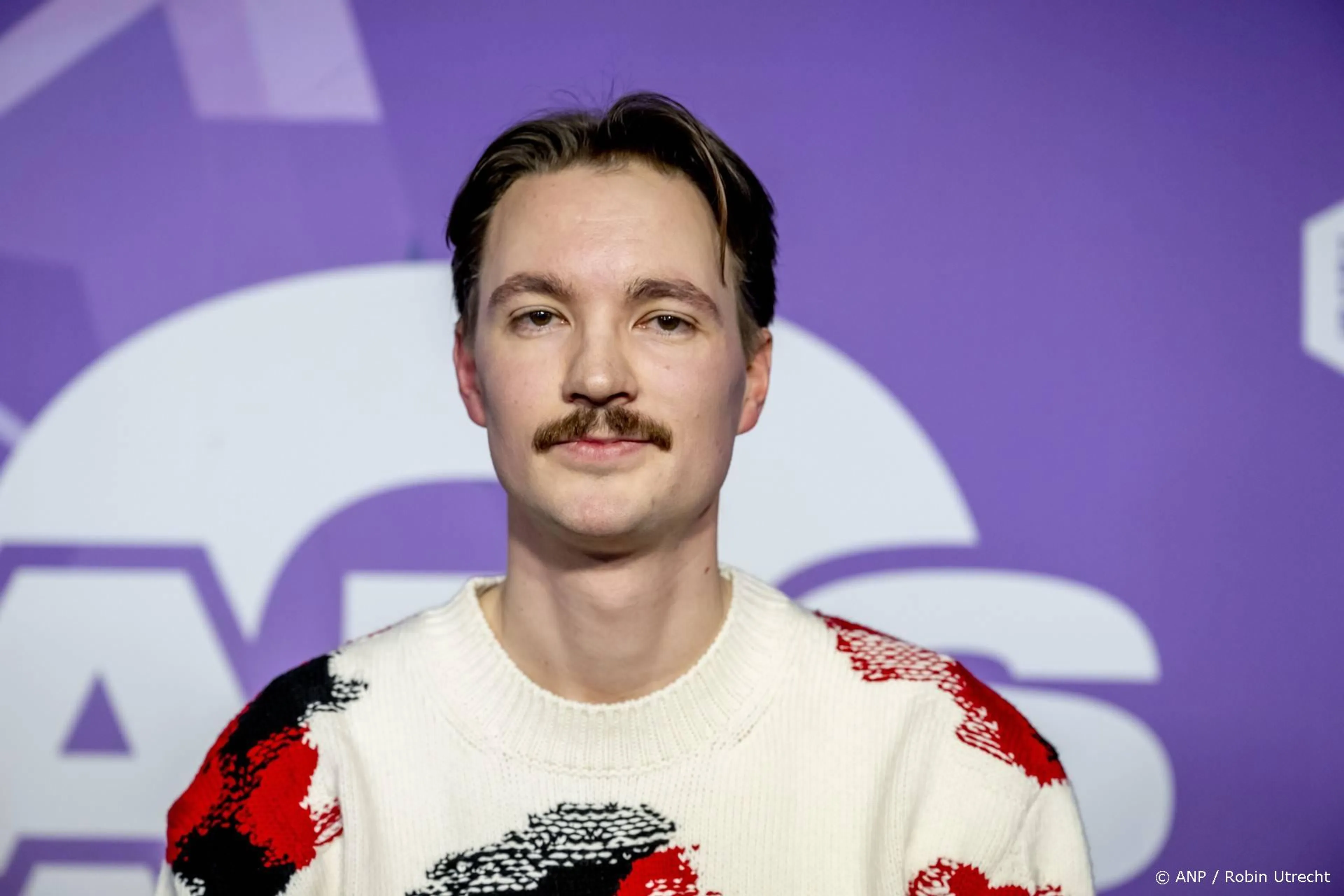Bram Krikke en Thomas Berge gaan viraal met hilarische parodie van superfan