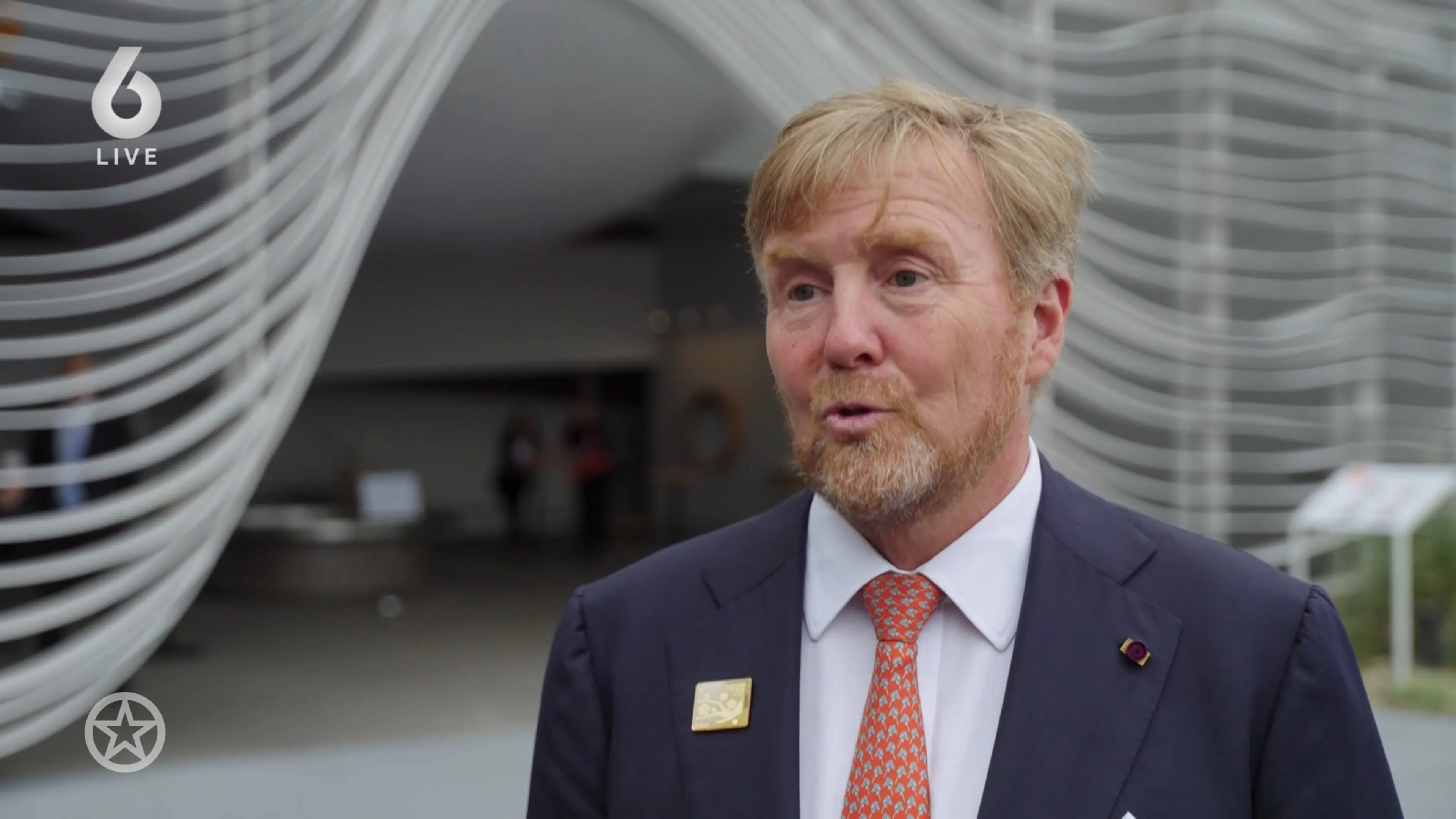 Koning Willem-Alexander deelt subtiele sneren naar bepaalde wereldleiders