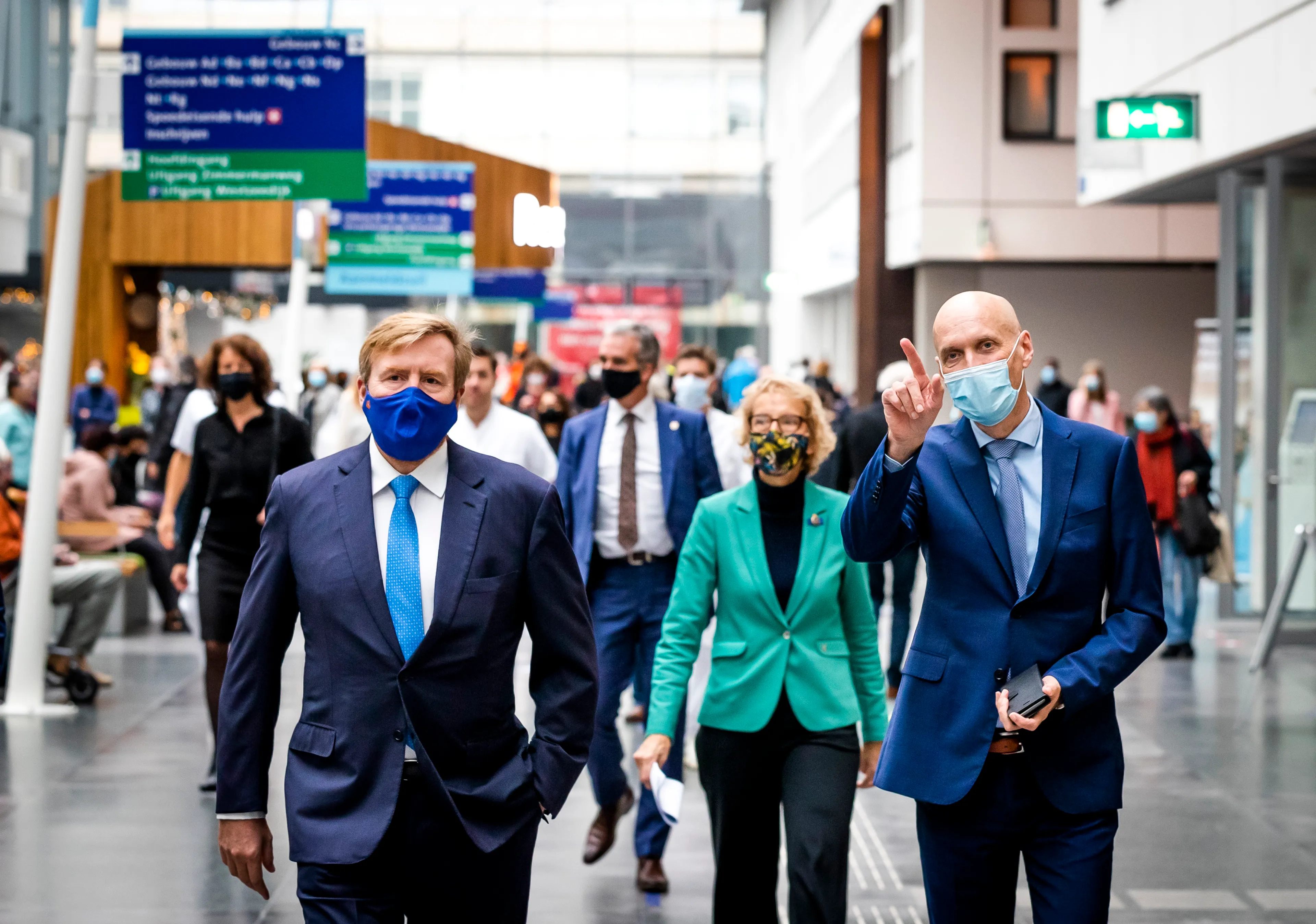 Koning bezoekt corona-artsen in Erasmus MC
