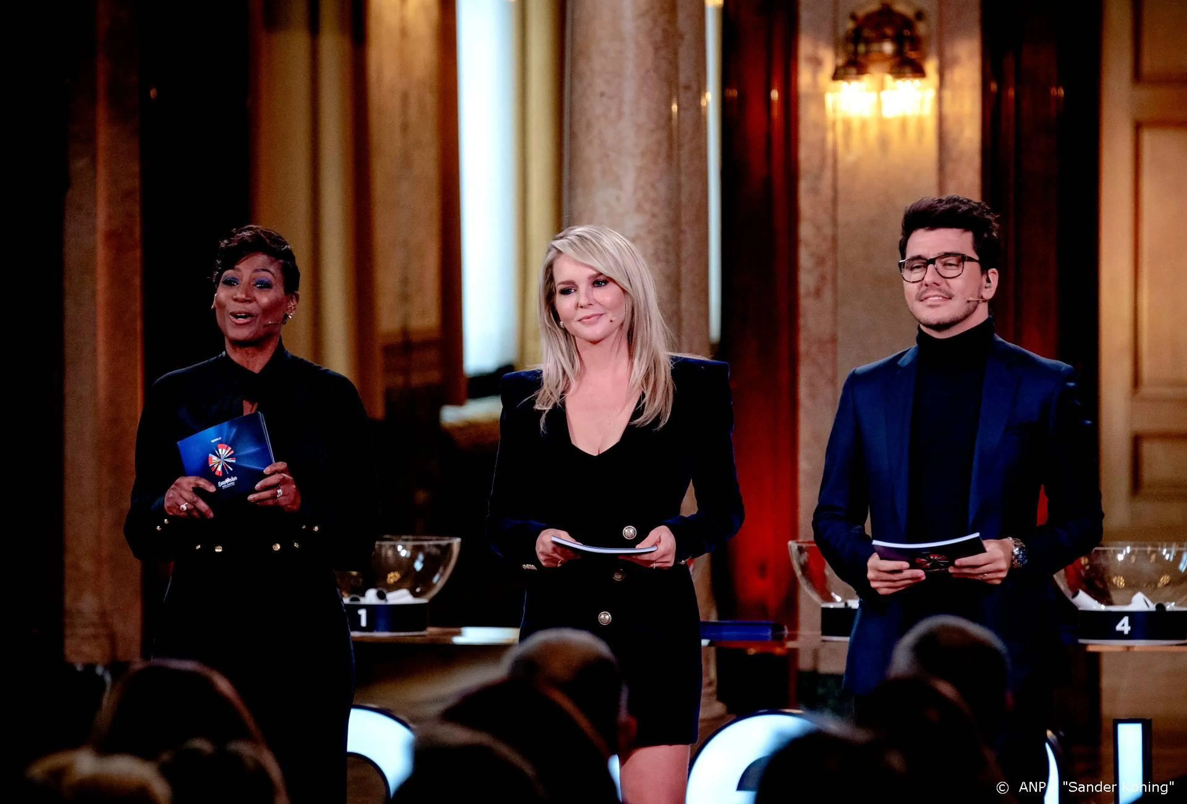 Jan Smit neemt paling mee voor Eurovisie-crew