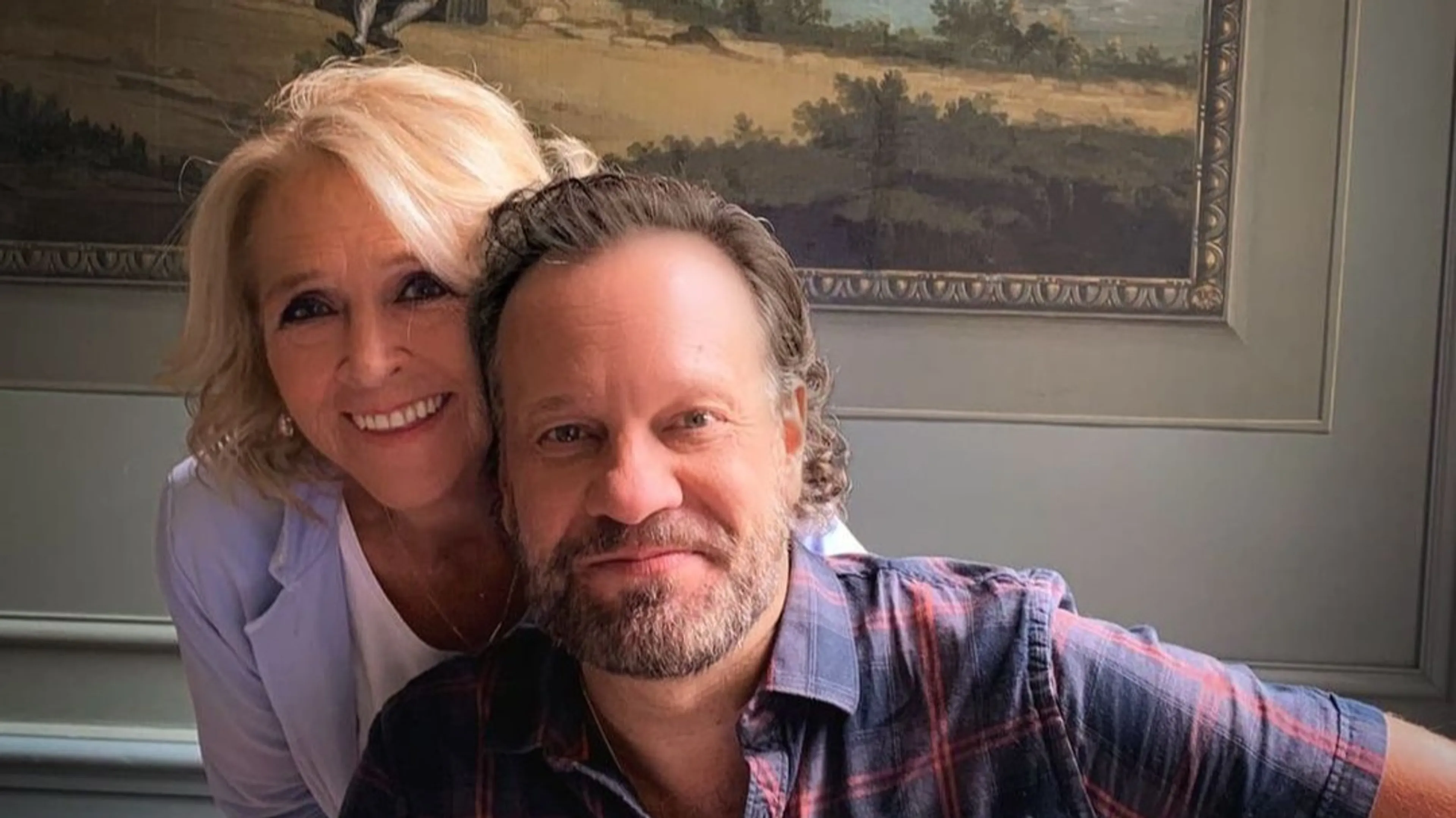 MAFS-Sylvia en Rein kletsen bij op terras